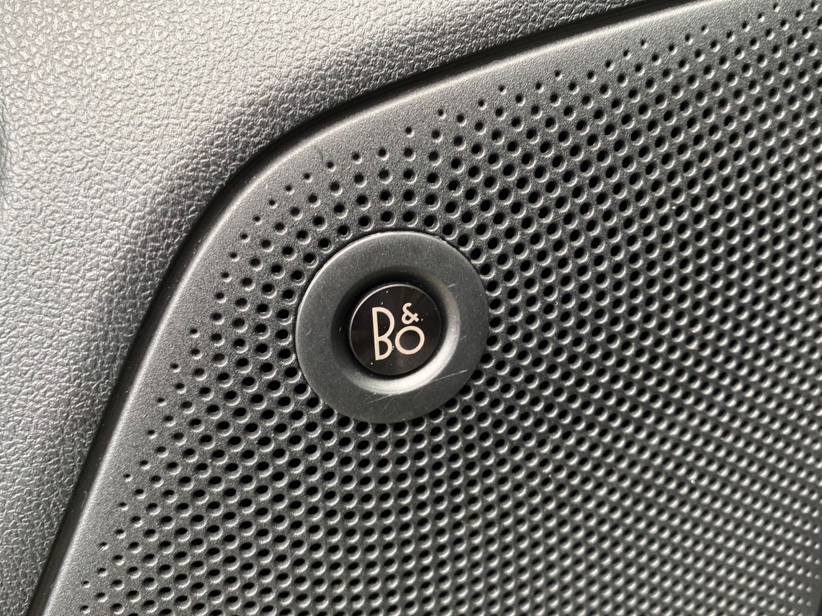 Fahrzeugabbildung Ford Focus Turnier 2.0 EcoBlue Aut. Titanium*B&O*AHK* - mit KI generiert/bearbeitet
