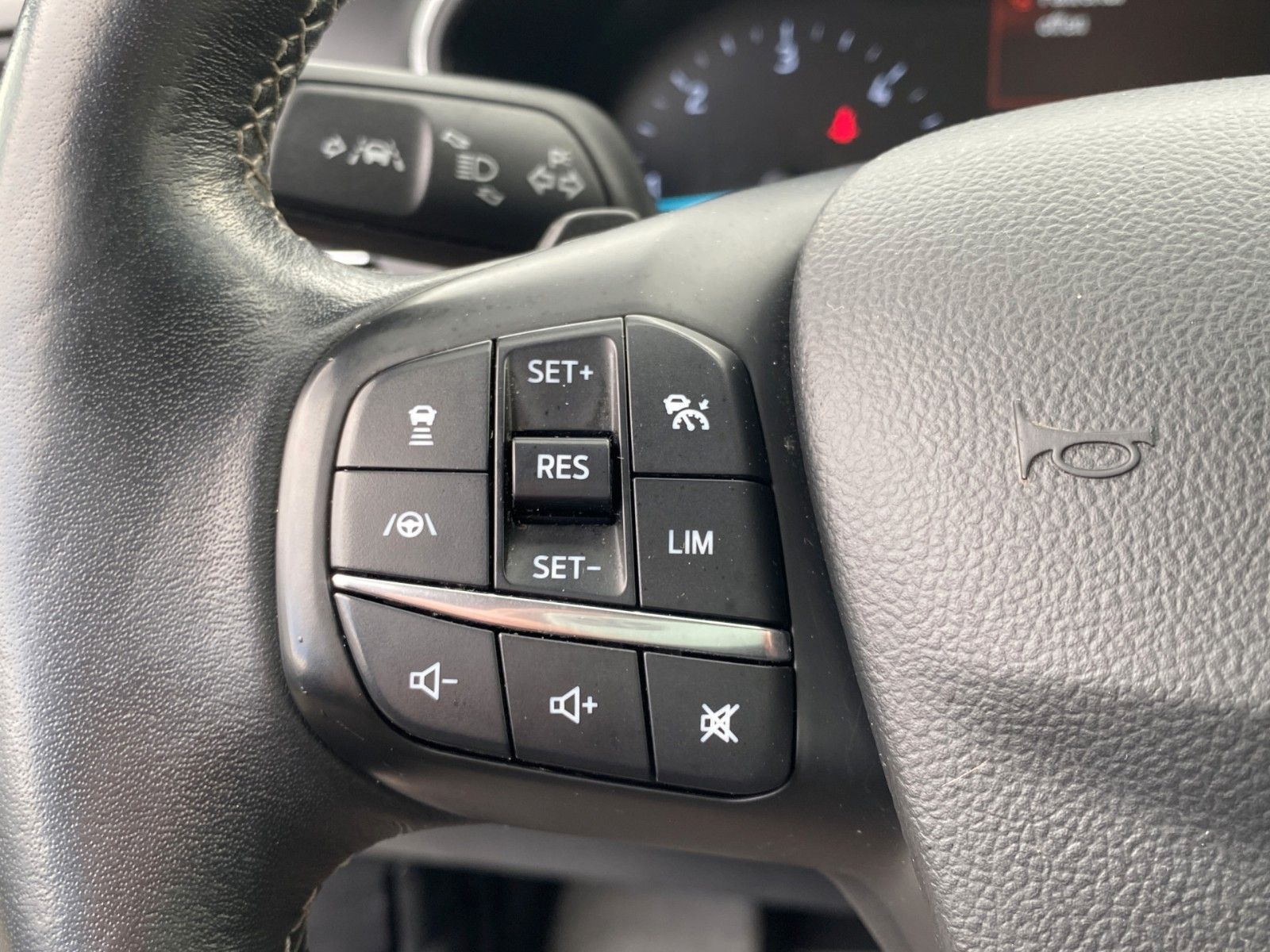 Fahrzeugabbildung Ford Focus Turnier 2.0 EcoBlue Aut. Titanium*B&O*AHK* - mit KI generiert/bearbeitet