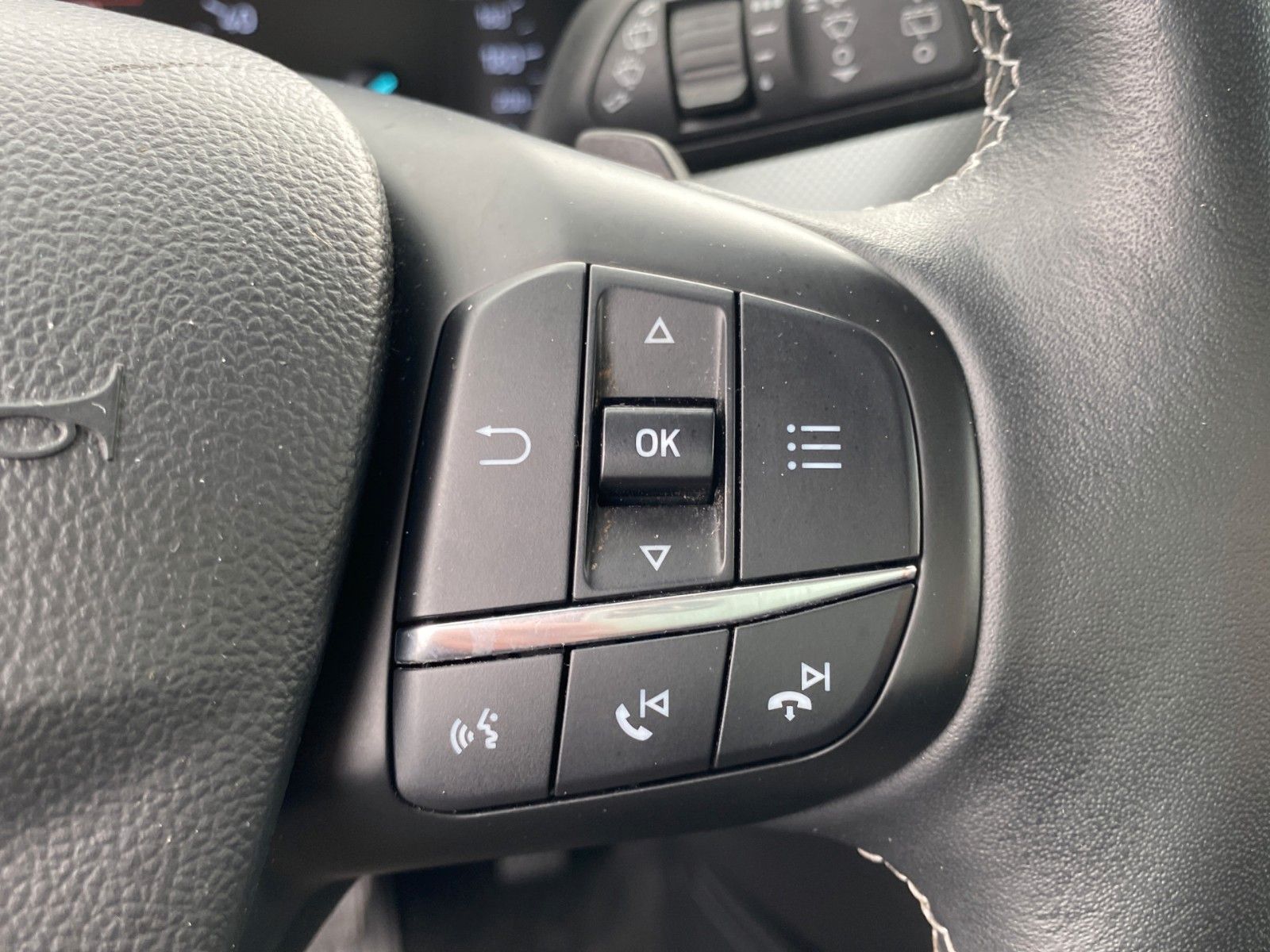 Fahrzeugabbildung Ford Focus Turnier 2.0 EcoBlue Aut. Titanium*B&O*AHK* - mit KI generiert/bearbeitet