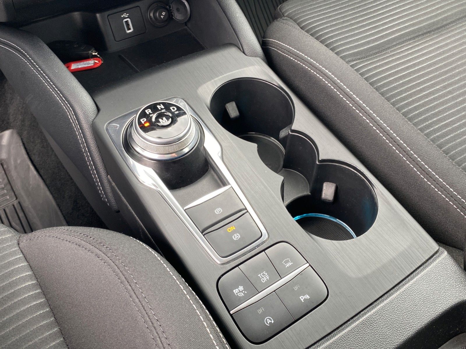 Fahrzeugabbildung Ford Focus Turnier 2.0 EcoBlue Aut. Titanium*B&O*AHK* - mit KI generiert/bearbeitet