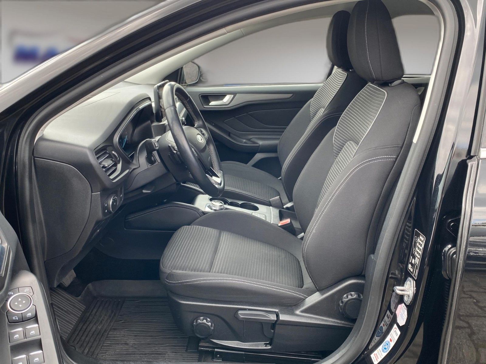 Fahrzeugabbildung Ford Focus Turnier 2.0 EcoBlue Aut. Titanium*B&O*AHK* - mit KI generiert/bearbeitet