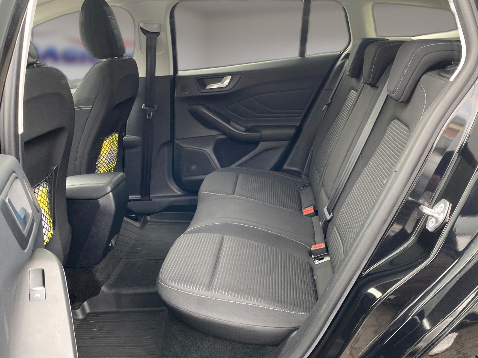 Fahrzeugabbildung Ford Focus Turnier 2.0 EcoBlue Aut. Titanium*B&O*AHK* - mit KI generiert/bearbeitet