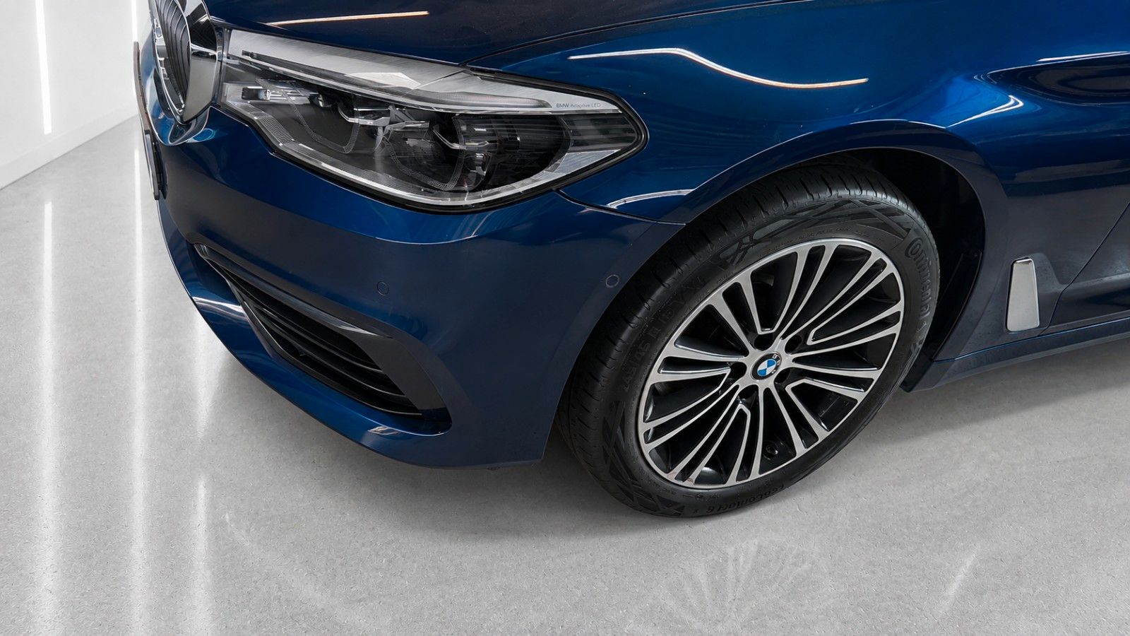 Fahrzeugabbildung BMW 520d Touring Aut. Sport Line*Stand*Pano*LED*AHK* - mit KI generiert/bearbeitet