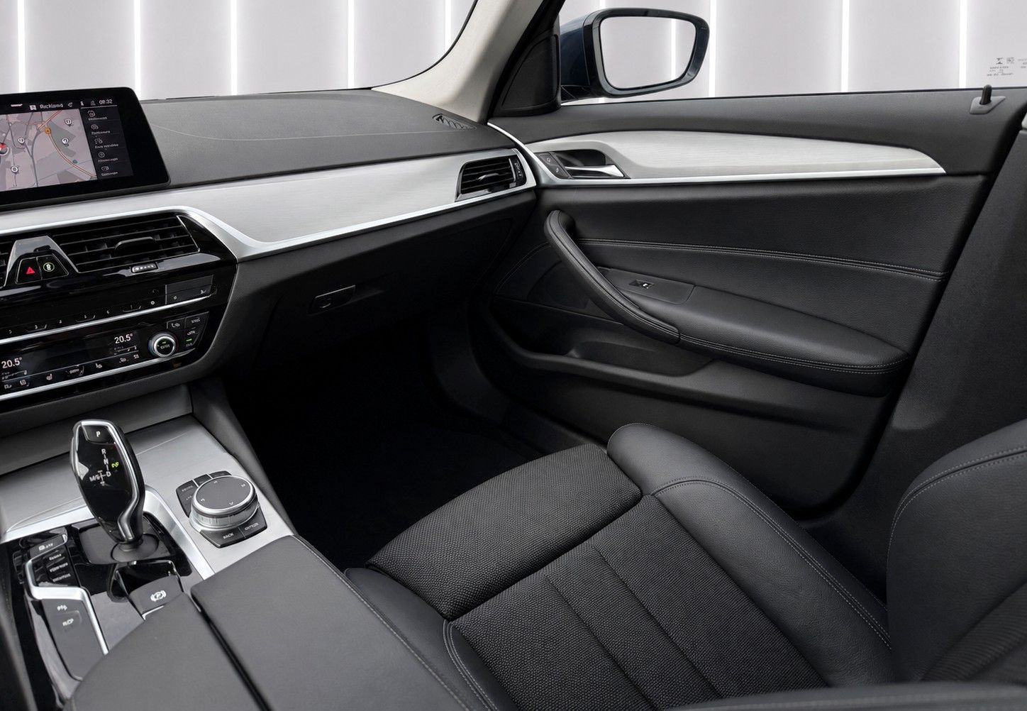 Fahrzeugabbildung BMW 520d Touring Aut. Sport Line*Stand*Pano*LED*AHK* - mit KI generiert/bearbeitet