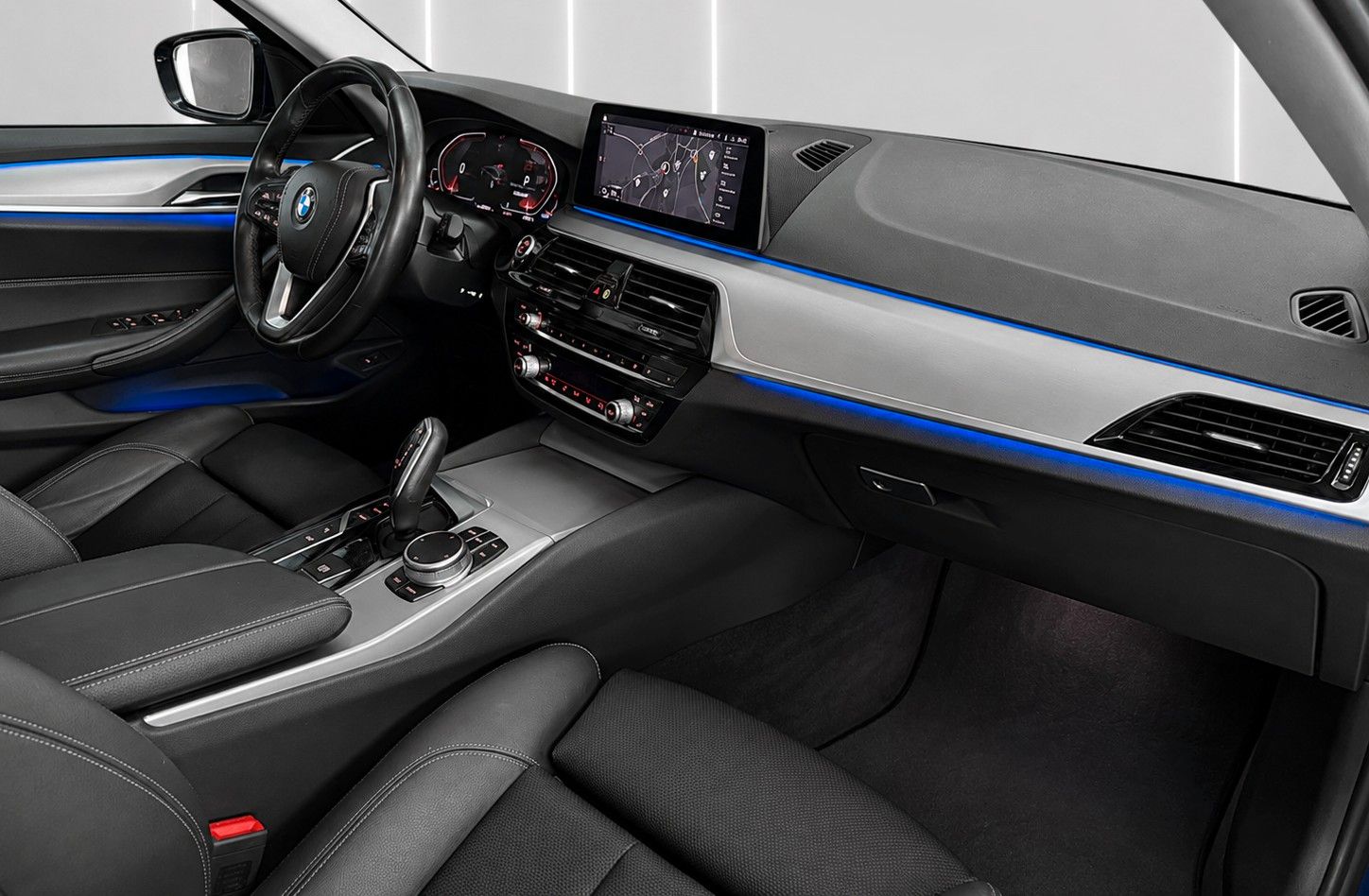 Fahrzeugabbildung BMW 520d Touring Aut. Sport Line*Stand*Pano*LED*AHK* - mit KI generiert/bearbeitet