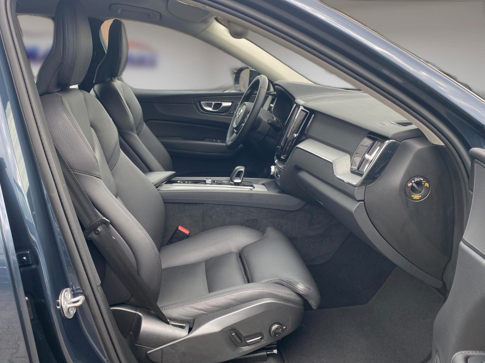 Fahrzeugabbildung Volvo XC60 B4 D AWD Plus Dark *Matrix*Stand*AHK* - mit KI generiert/bearbeitet