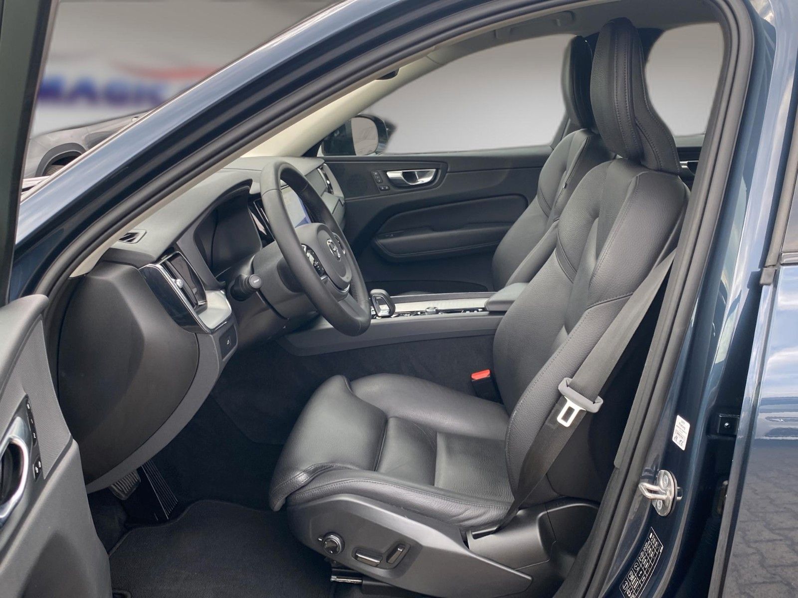Fahrzeugabbildung Volvo XC60 B4 D AWD Plus Dark *Matrix*Stand*AHK* - mit KI generiert/bearbeitet