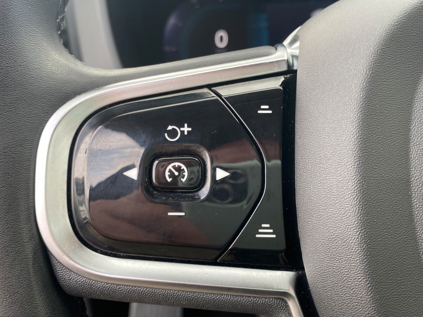 Fahrzeugabbildung Volvo XC60 B4 D AWD Plus Dark *Matrix*Stand*AHK* - mit KI generiert/bearbeitet