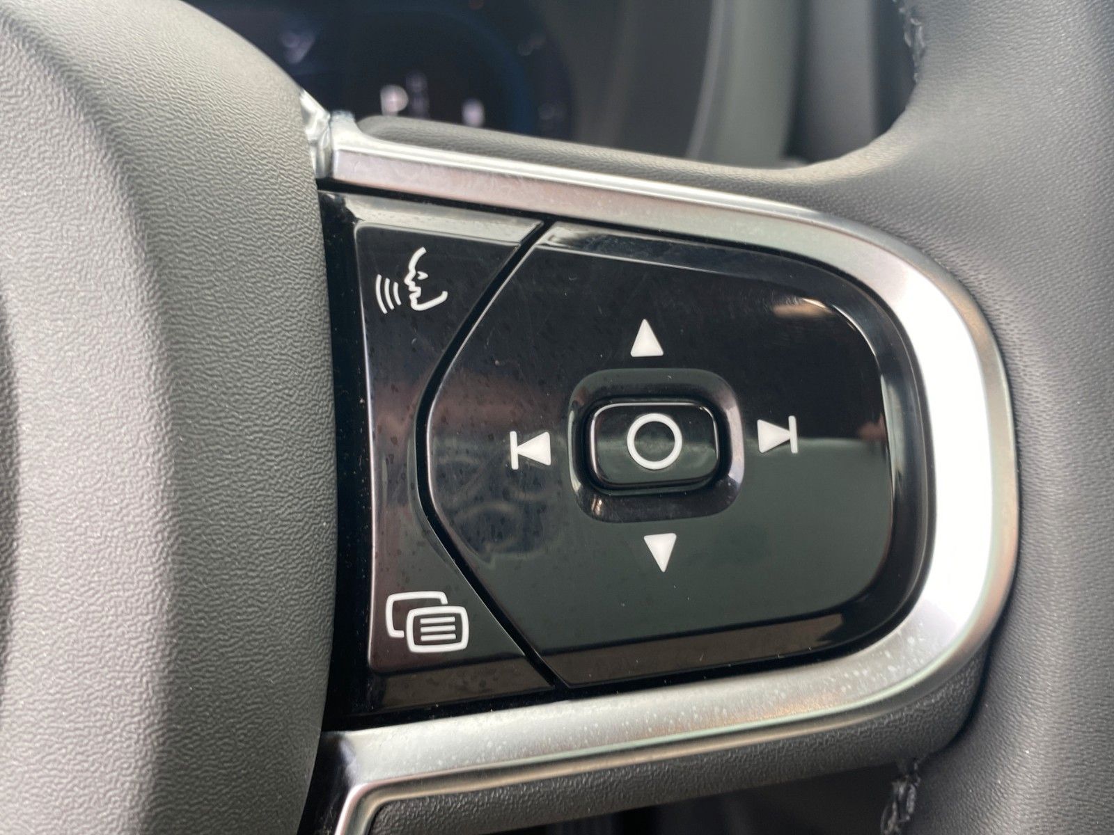 Fahrzeugabbildung Volvo XC60 B4 D AWD Plus Dark *Matrix*Stand*AHK* - mit KI generiert/bearbeitet