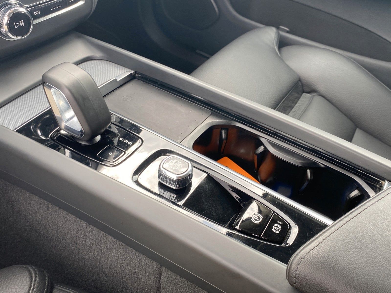 Fahrzeugabbildung Volvo XC60 B4 D AWD Plus Dark *Matrix*Stand*AHK* - mit KI generiert/bearbeitet