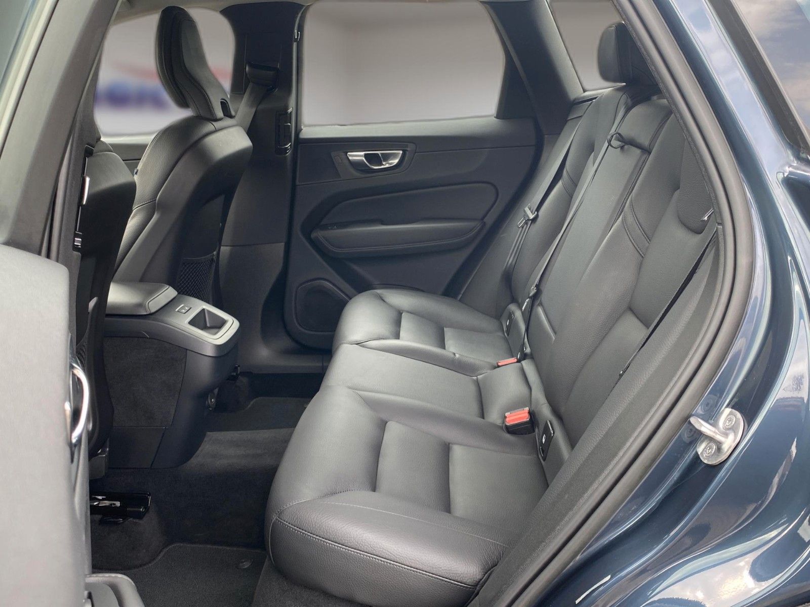 Fahrzeugabbildung Volvo XC60 B4 D AWD Plus Dark *Matrix*Stand*AHK* - mit KI generiert/bearbeitet