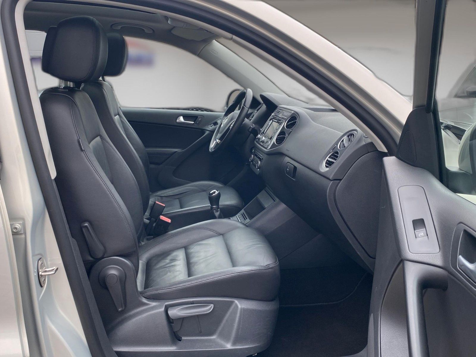 Fahrzeugabbildung Volkswagen Tiguan Trend & Fun BMT*Leder*Pano-Dach*AHK* - mit KI generiert/bearbeitet