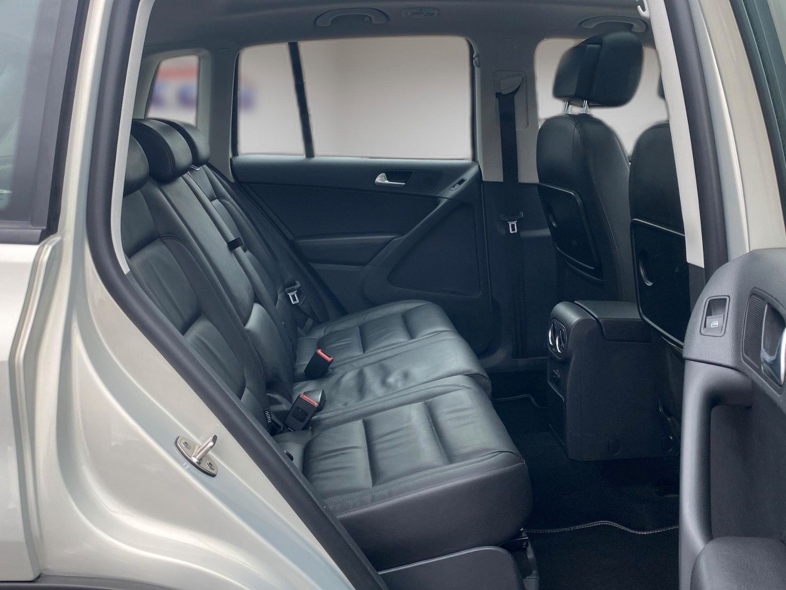 Fahrzeugabbildung Volkswagen Tiguan Trend & Fun BMT*Leder*Pano-Dach*AHK* - mit KI generiert/bearbeitet