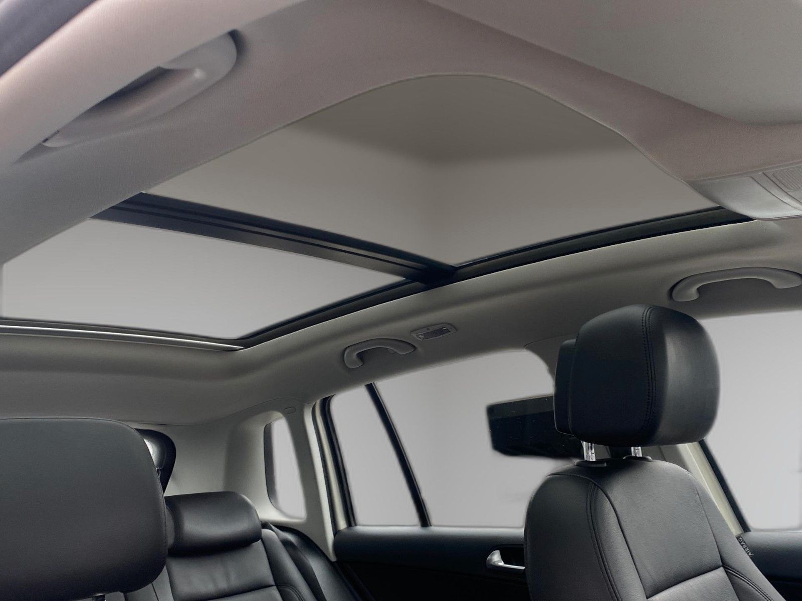 Fahrzeugabbildung Volkswagen Tiguan Trend & Fun BMT*Leder*Pano-Dach*AHK* - mit KI generiert/bearbeitet