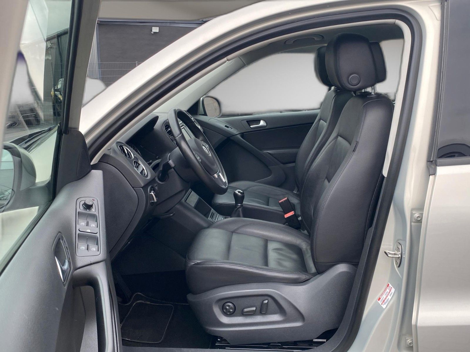 Fahrzeugabbildung Volkswagen Tiguan Trend & Fun BMT*Leder*Pano-Dach*AHK* - mit KI generiert/bearbeitet