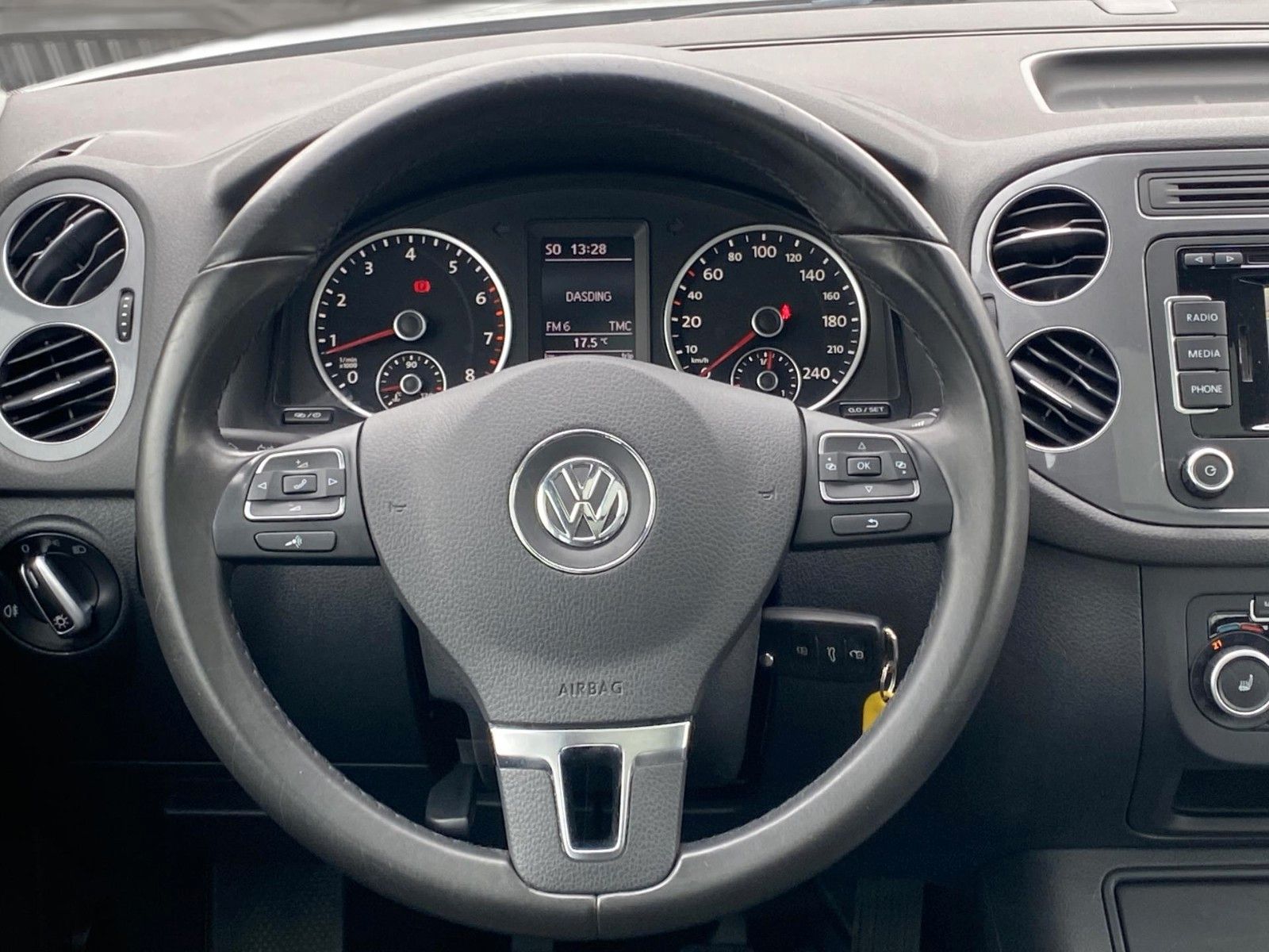 Fahrzeugabbildung Volkswagen Tiguan Trend & Fun BMT*Leder*Pano-Dach*AHK* - mit KI generiert/bearbeitet