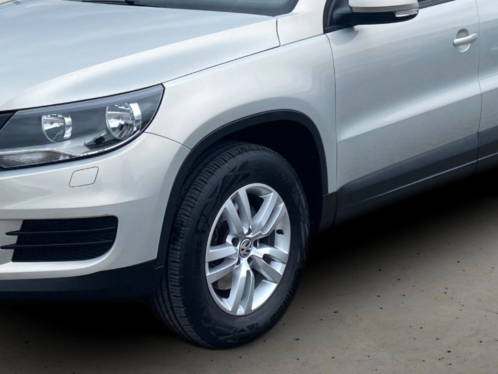 Fahrzeugabbildung Volkswagen Tiguan Trend & Fun BMT*Leder*Pano-Dach*AHK* - mit KI generiert/bearbeitet
