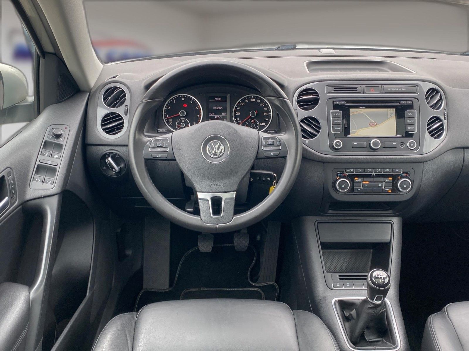 Fahrzeugabbildung Volkswagen Tiguan Trend & Fun BMT*Leder*Pano-Dach*AHK* - mit KI generiert/bearbeitet