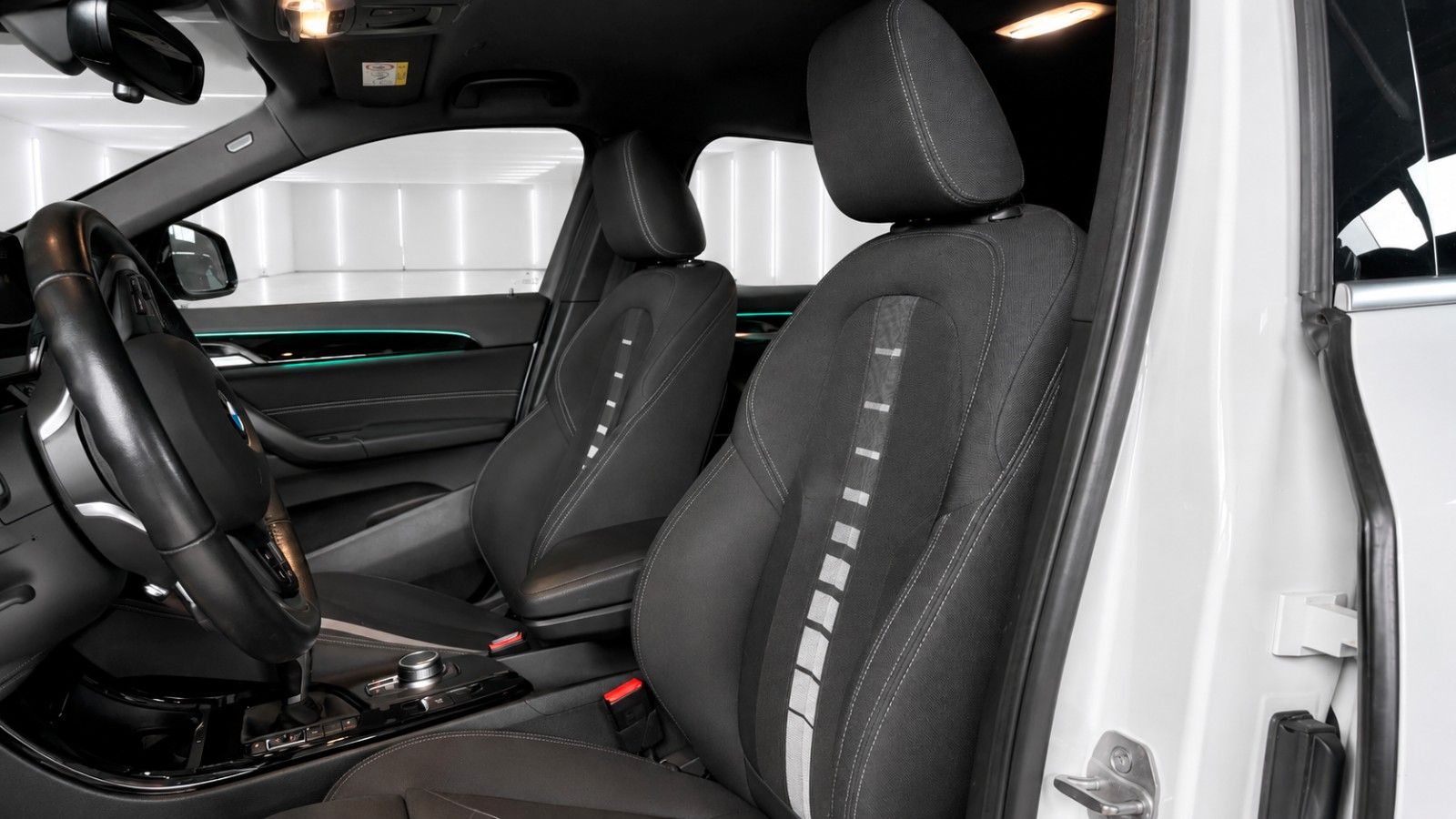 Fahrzeugabbildung BMW X2 xDrive 25 d Advantage Plus*AHK*LED*Head-Up* - mit KI generiert/bearbeitet
