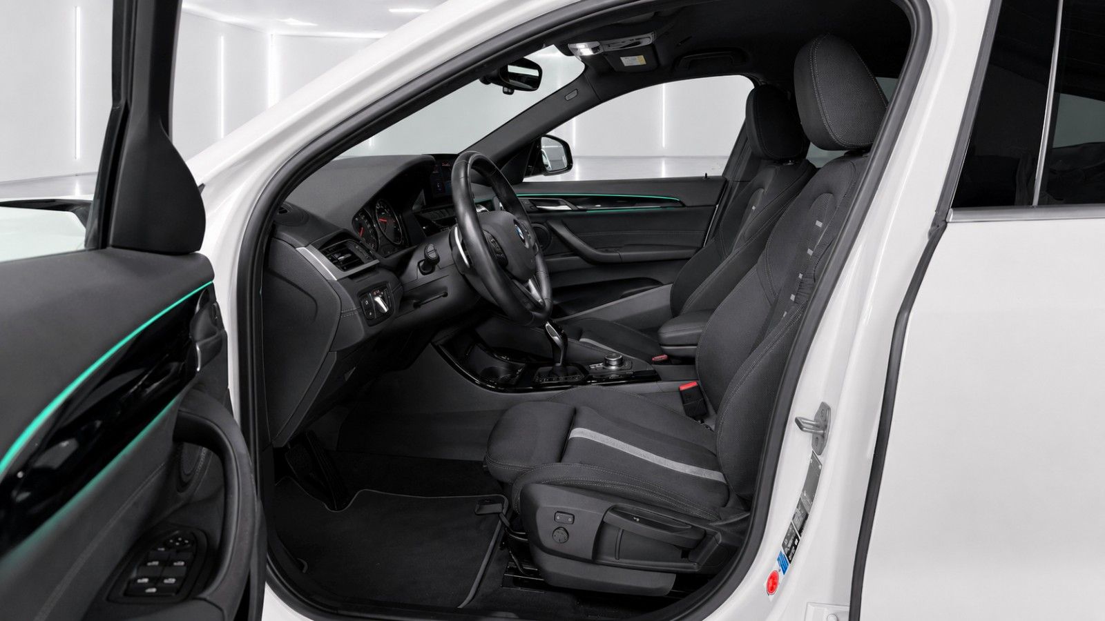 Fahrzeugabbildung BMW X2 xDrive 25 d Advantage Plus*AHK*LED*Head-Up* - mit KI generiert/bearbeitet