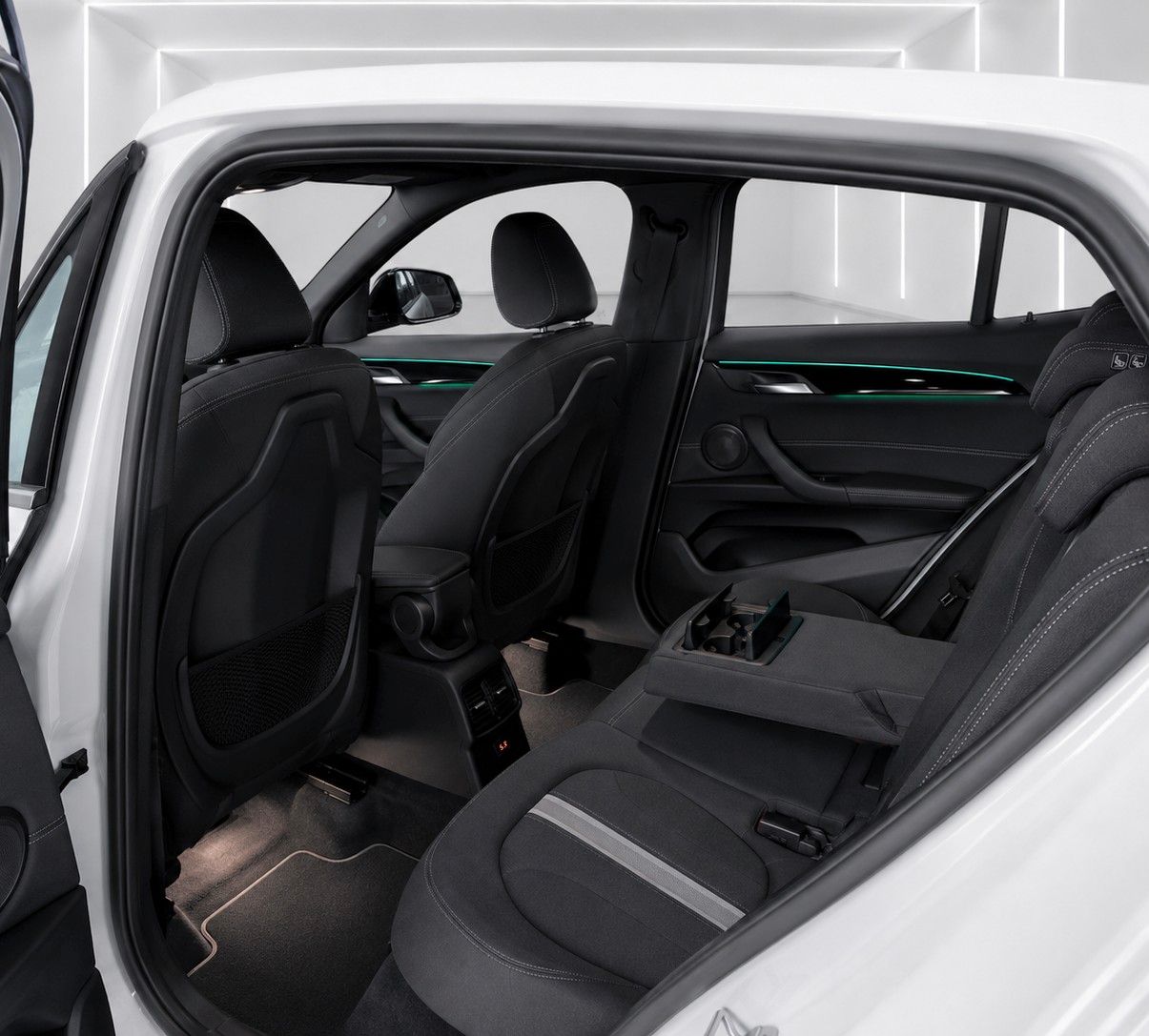 Fahrzeugabbildung BMW X2 xDrive 25 d Advantage Plus*AHK*LED*Head-Up* - mit KI generiert/bearbeitet
