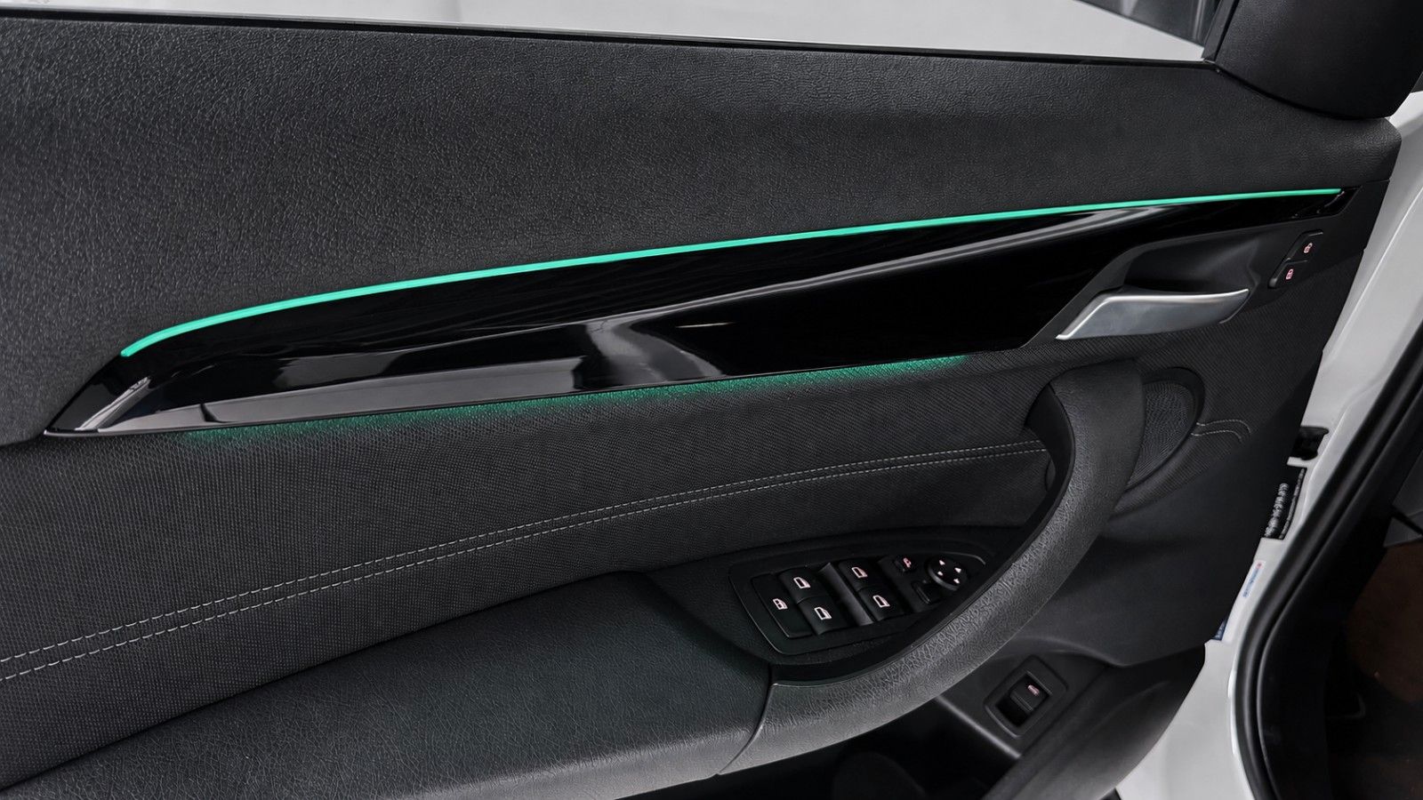 Fahrzeugabbildung BMW X2 xDrive 25 d Advantage Plus*AHK*LED*Head-Up* - mit KI generiert/bearbeitet