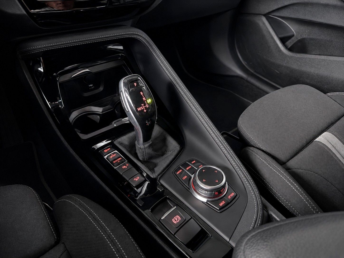 Fahrzeugabbildung BMW X2 xDrive 25 d Advantage Plus*AHK*LED*Head-Up* - mit KI generiert/bearbeitet