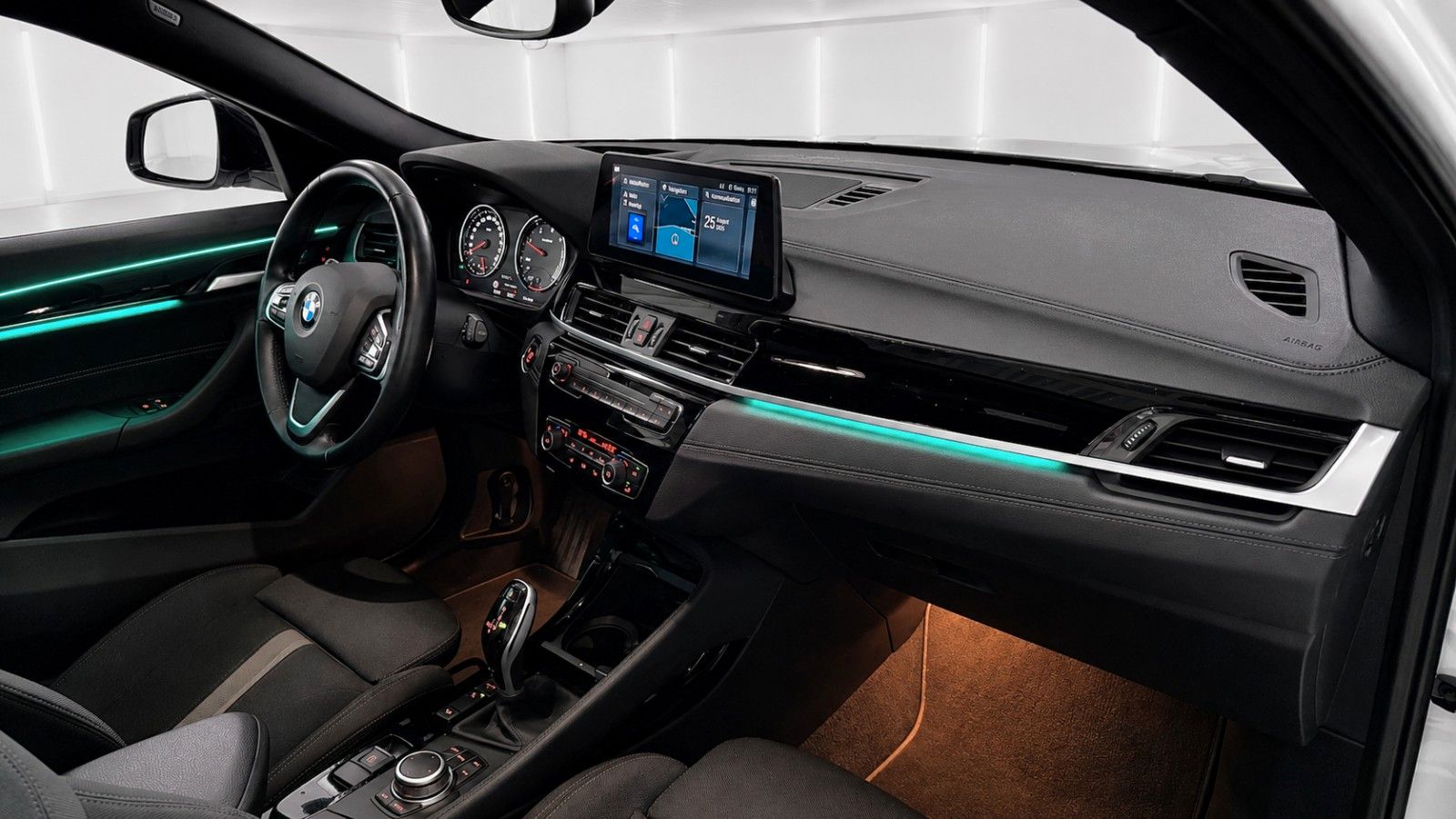 Fahrzeugabbildung BMW X2 xDrive 25 d Advantage Plus*AHK*LED*Head-Up* - mit KI generiert/bearbeitet