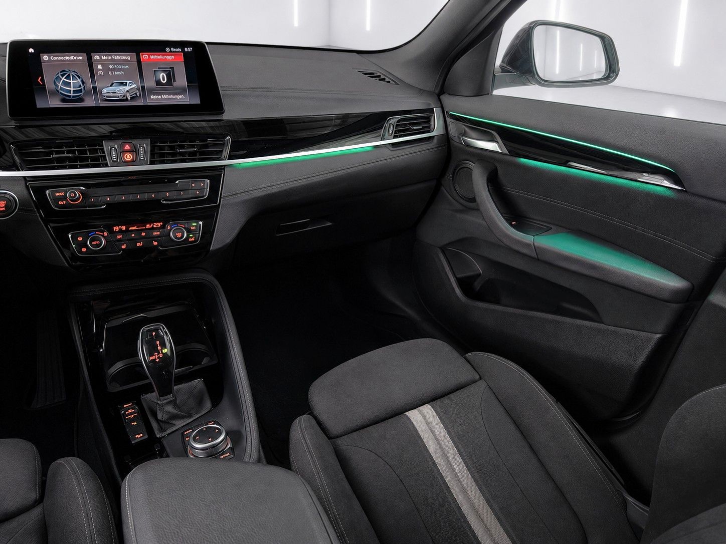Fahrzeugabbildung BMW X2 xDrive 25 d Advantage Plus*AHK*LED*Head-Up* - mit KI generiert/bearbeitet