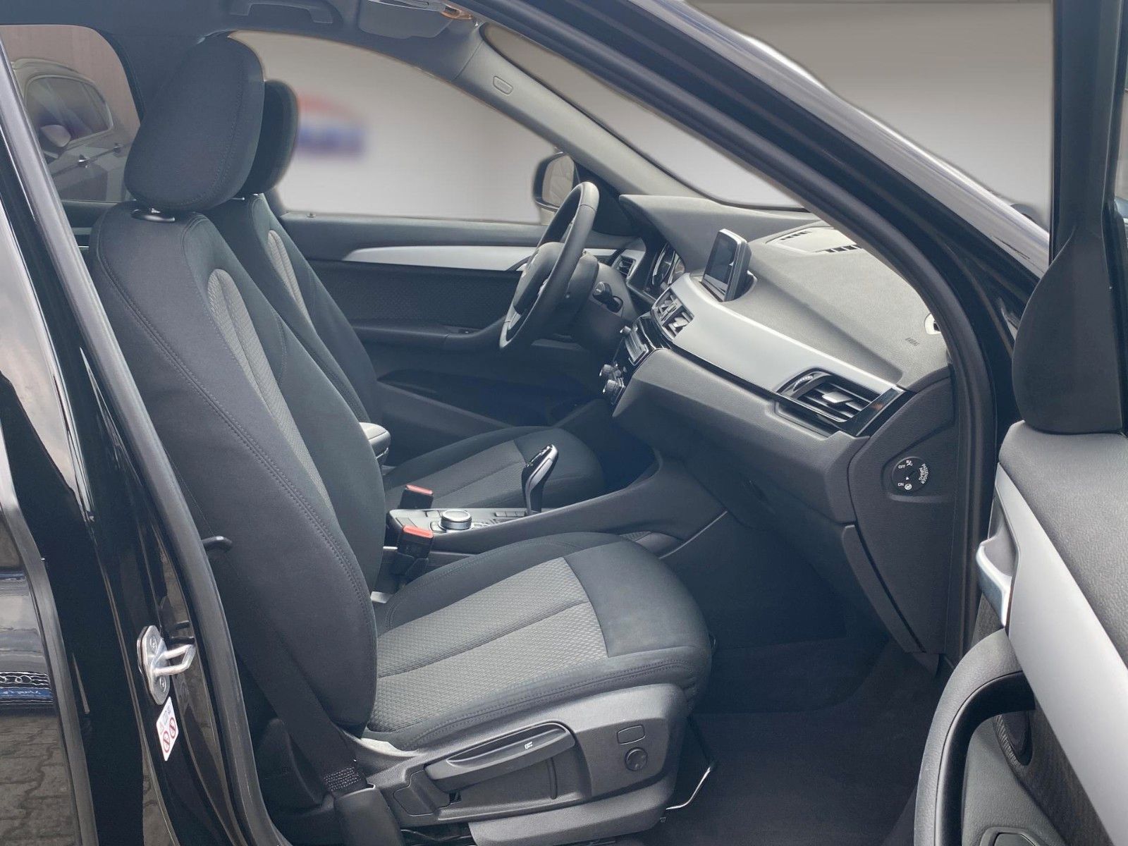 Fahrzeugabbildung BMW X1 sDrive18i Aut. Advantage *Navi*PDC*SHZ* - mit KI generiert/bearbeitet