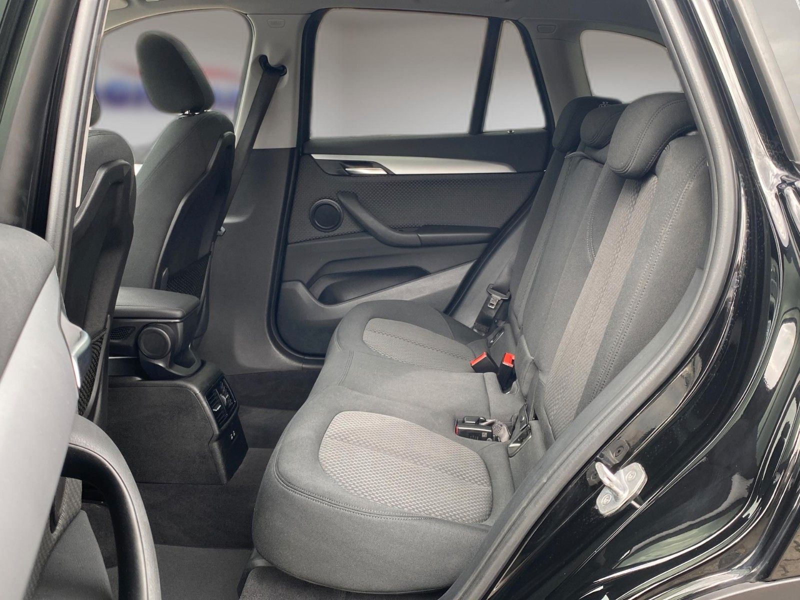 Fahrzeugabbildung BMW X1 sDrive18i Aut. Advantage *Navi*PDC*SHZ* - mit KI generiert/bearbeitet