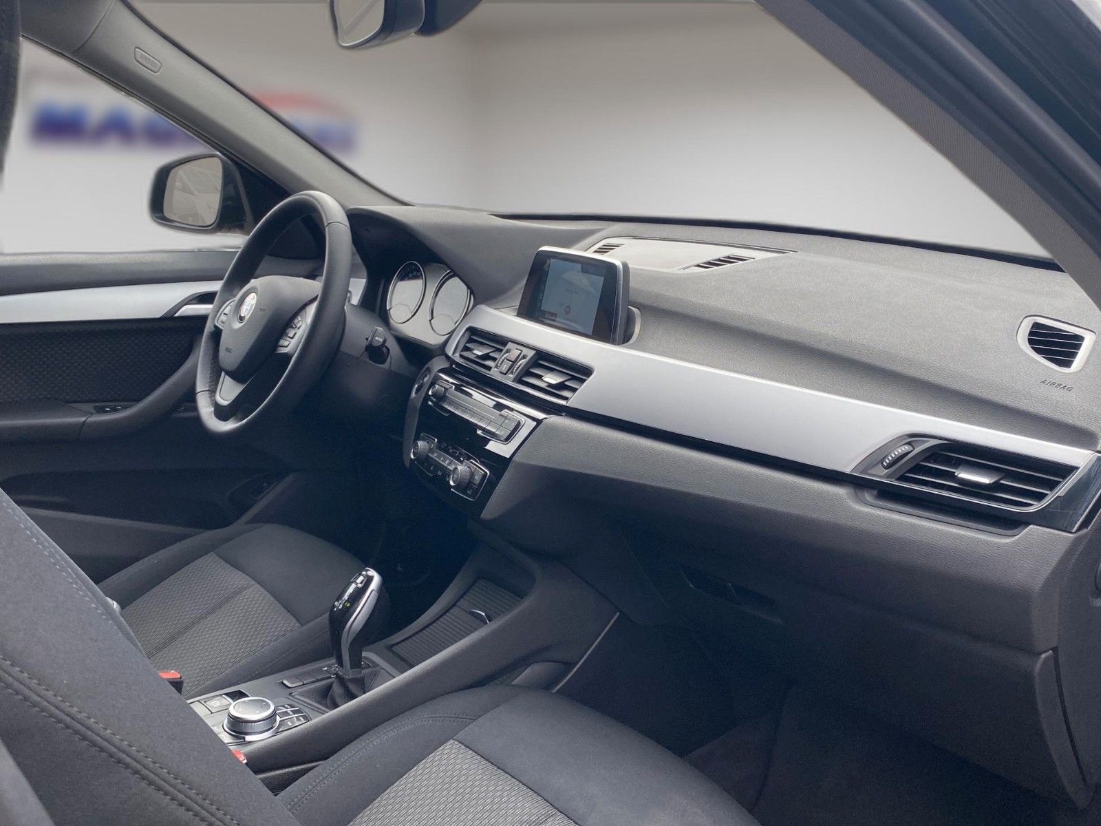 Fahrzeugabbildung BMW X1 sDrive18i Aut. Advantage *Navi*PDC*SHZ* - mit KI generiert/bearbeitet