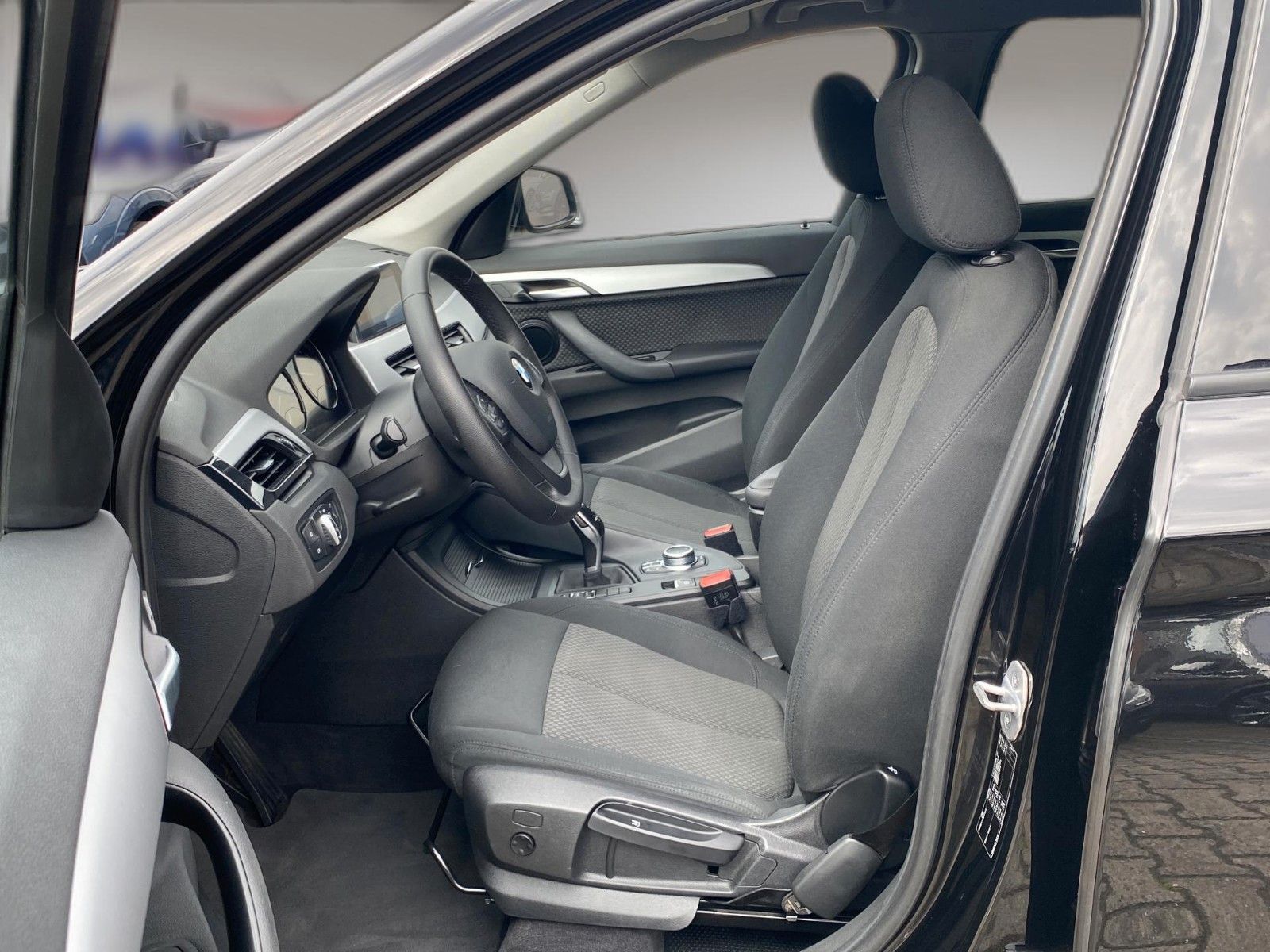 Fahrzeugabbildung BMW X1 sDrive18i Aut. Advantage *Navi*PDC*SHZ* - mit KI generiert/bearbeitet