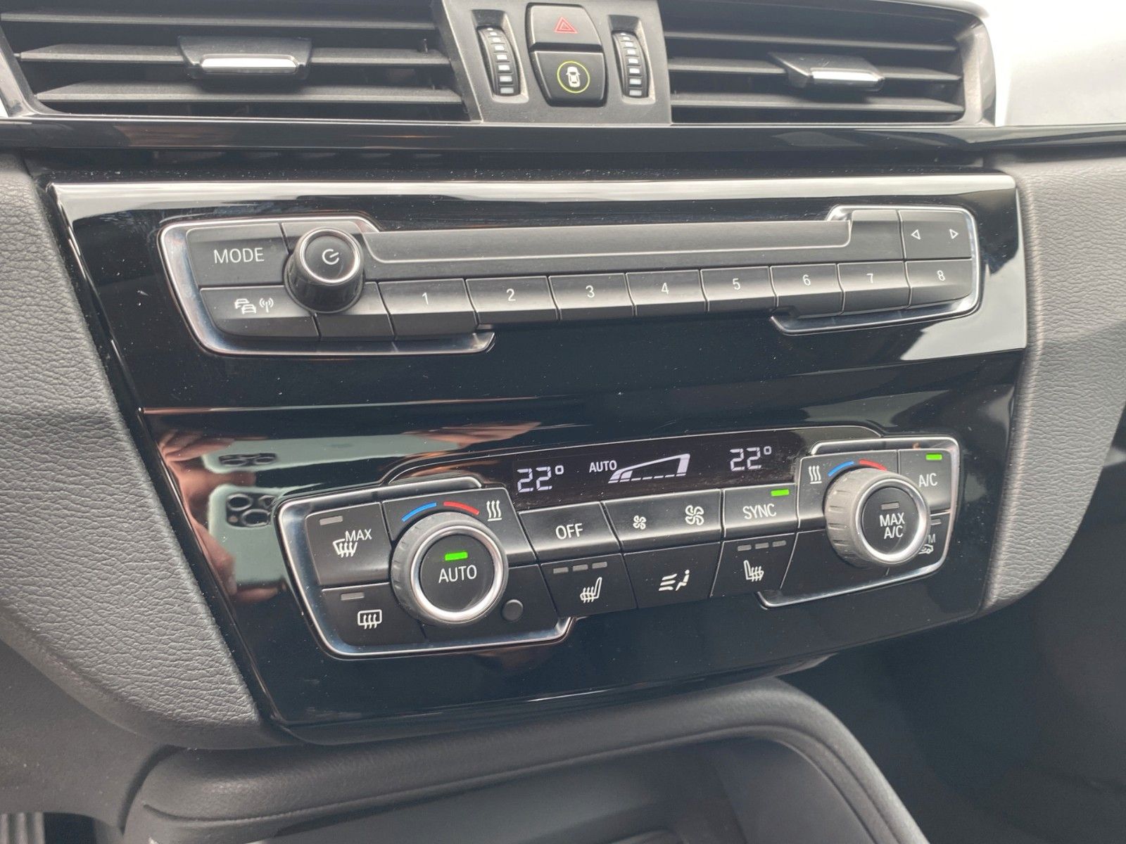 Fahrzeugabbildung BMW X1 sDrive18i Aut. Advantage *Navi*PDC*SHZ* - mit KI generiert/bearbeitet