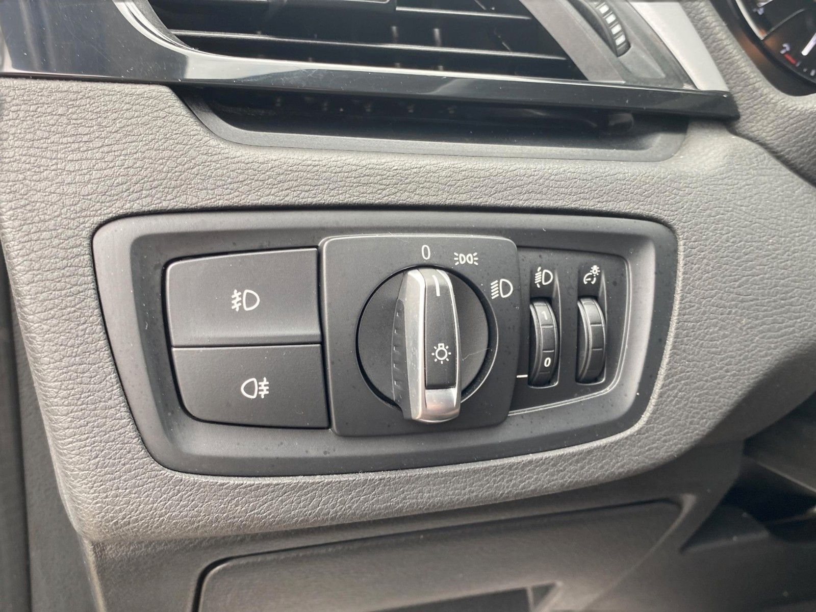 Fahrzeugabbildung BMW X1 sDrive18i Aut. Advantage *Navi*PDC*SHZ* - mit KI generiert/bearbeitet