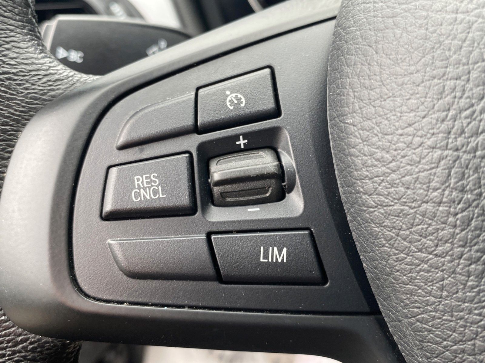 Fahrzeugabbildung BMW X1 sDrive18i Aut. Advantage *Navi*PDC*SHZ* - mit KI generiert/bearbeitet