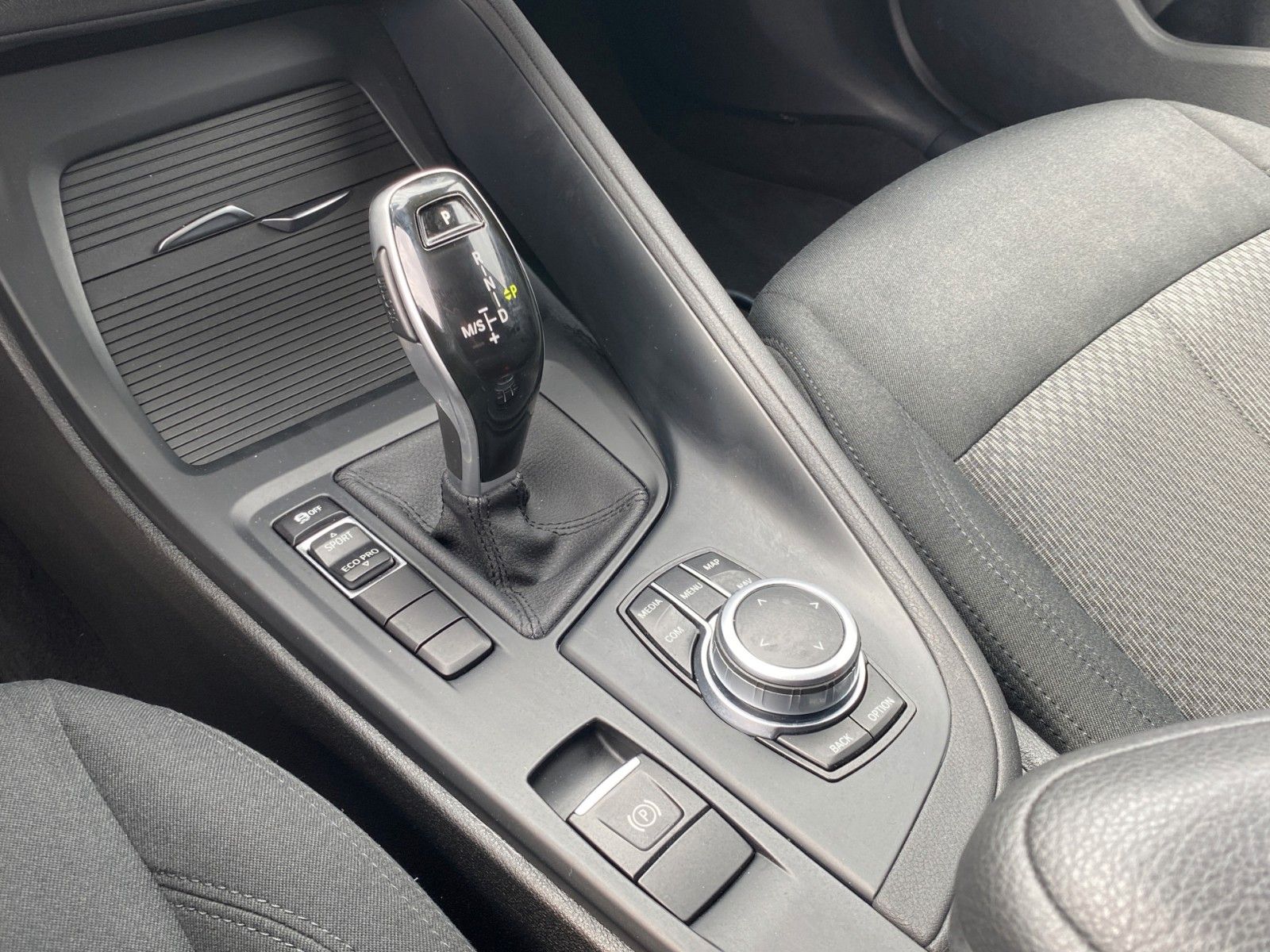 Fahrzeugabbildung BMW X1 sDrive18i Aut. Advantage *Navi*PDC*SHZ* - mit KI generiert/bearbeitet