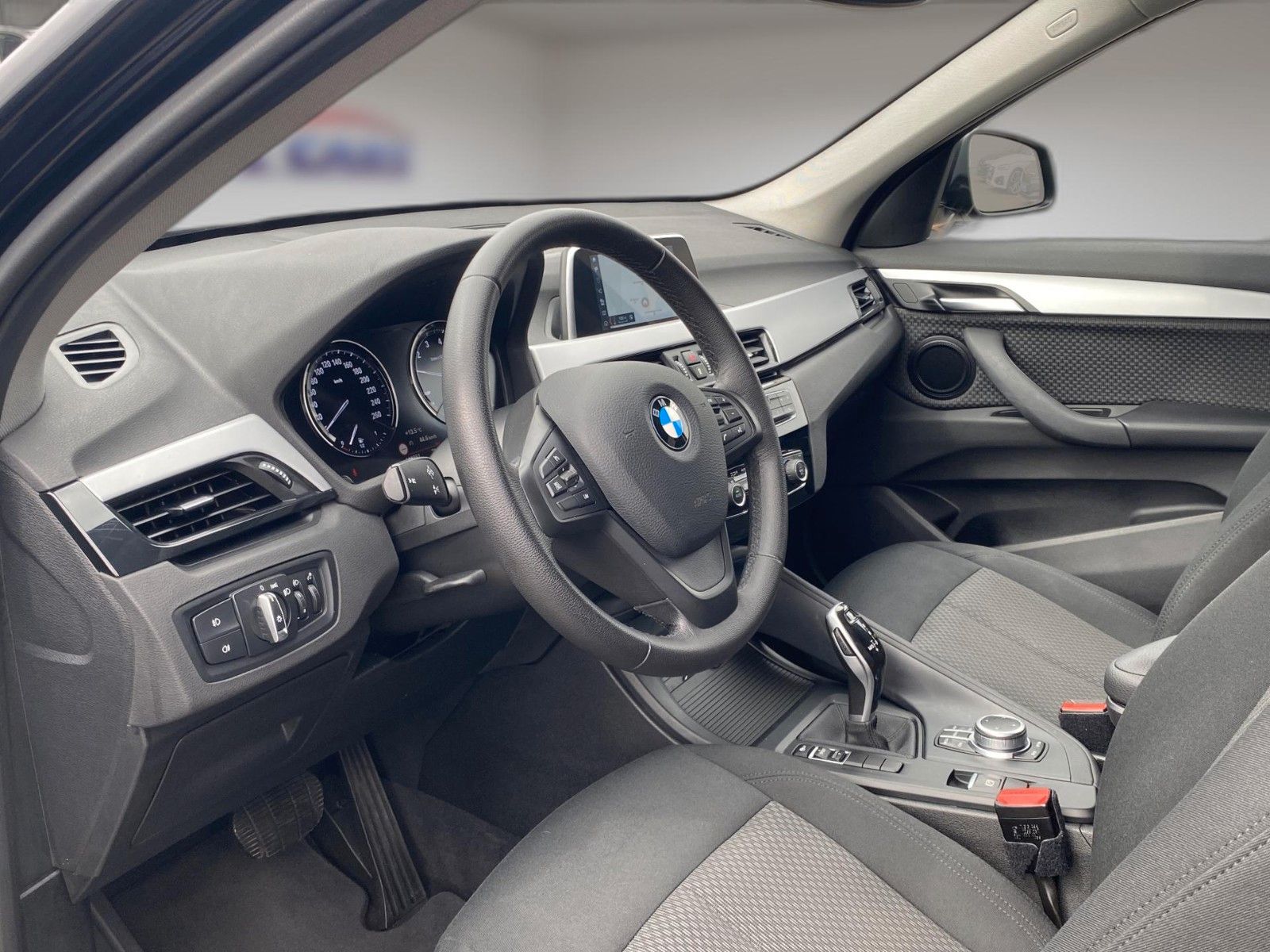 Fahrzeugabbildung BMW X1 sDrive18i Aut. Advantage *Navi*PDC*SHZ* - mit KI generiert/bearbeitet