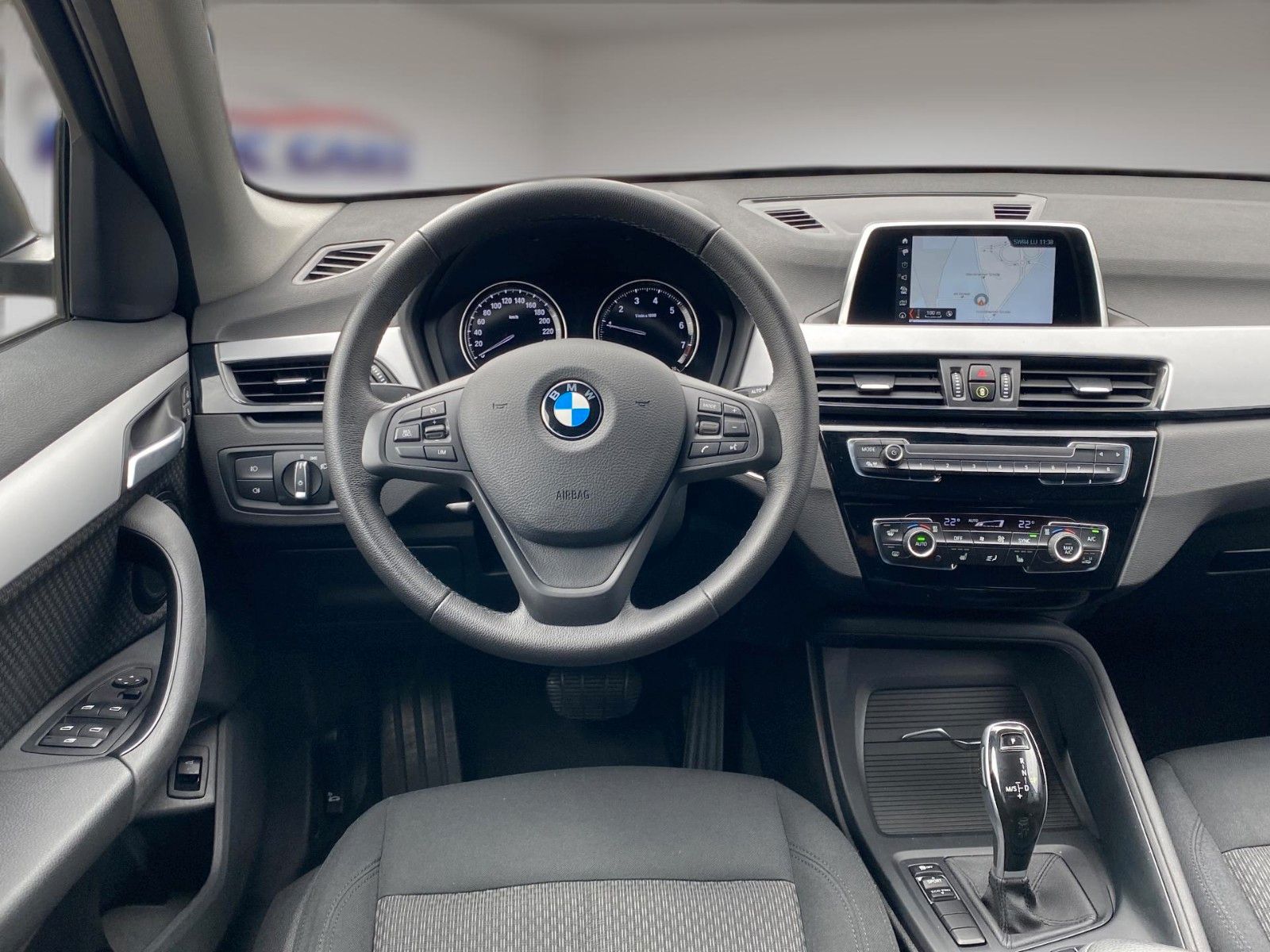 Fahrzeugabbildung BMW X1 sDrive18i Aut. Advantage *Navi*PDC*SHZ* - mit KI generiert/bearbeitet