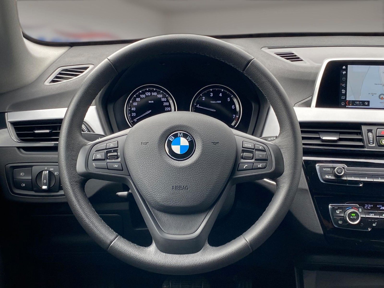 Fahrzeugabbildung BMW X1 sDrive18i Aut. Advantage *Navi*PDC*SHZ* - mit KI generiert/bearbeitet