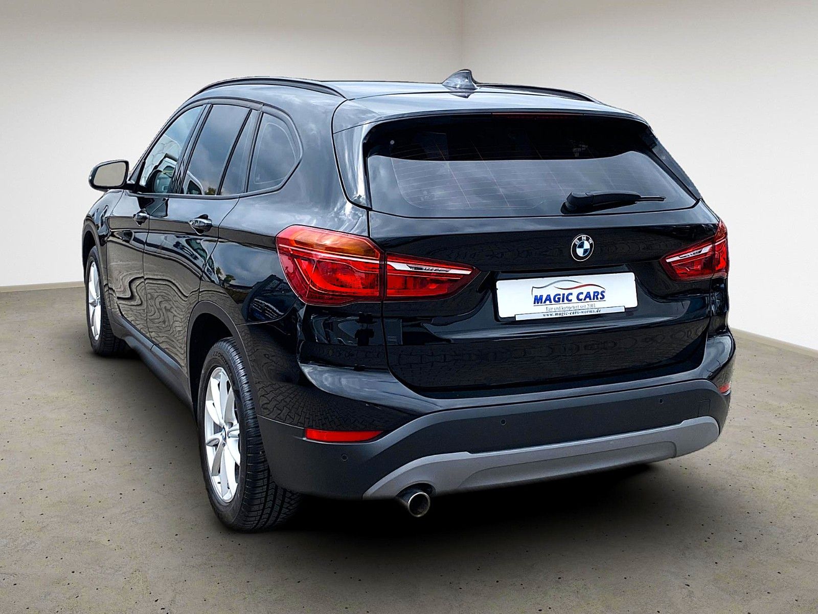 Fahrzeugabbildung BMW X1 sDrive18i Aut. Advantage *Navi*PDC*SHZ* - mit KI generiert/bearbeitet