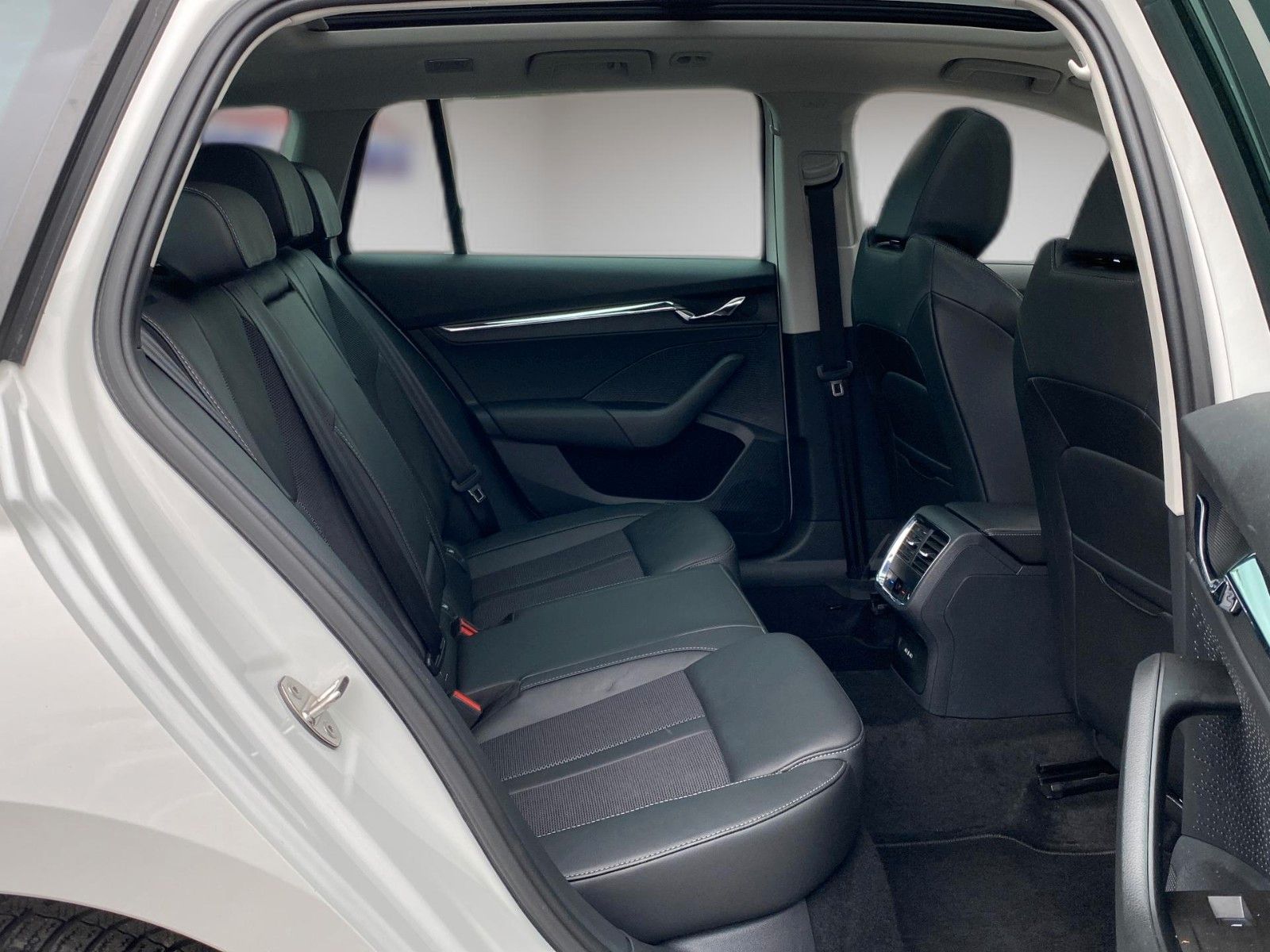 Fahrzeugabbildung SKODA Octavia Combi Selection Plus *Mega-Ausstattung* - mit KI generiert/bearbeitet