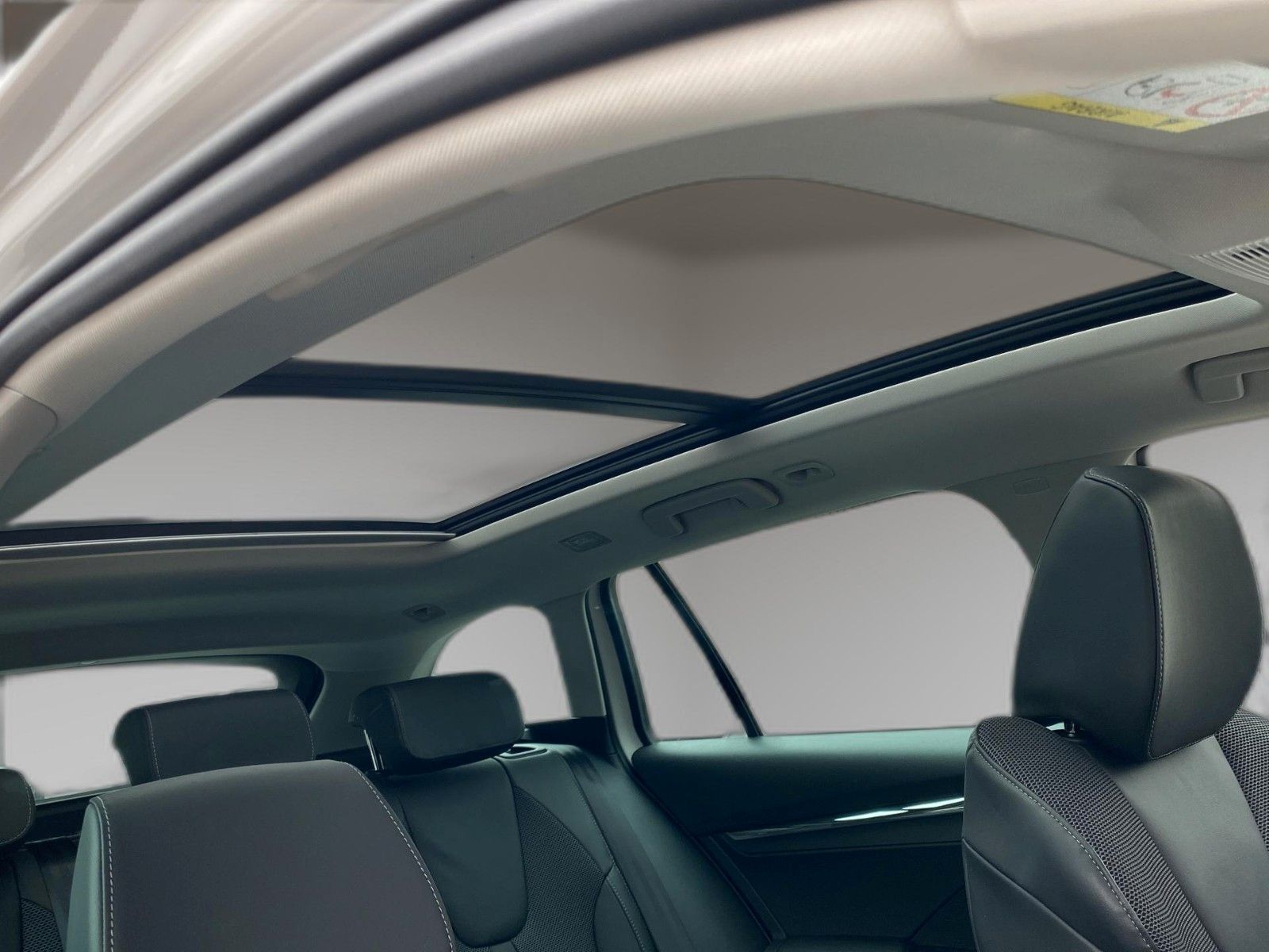 Fahrzeugabbildung SKODA Octavia Combi Selection Plus *Mega-Ausstattung* - mit KI generiert/bearbeitet