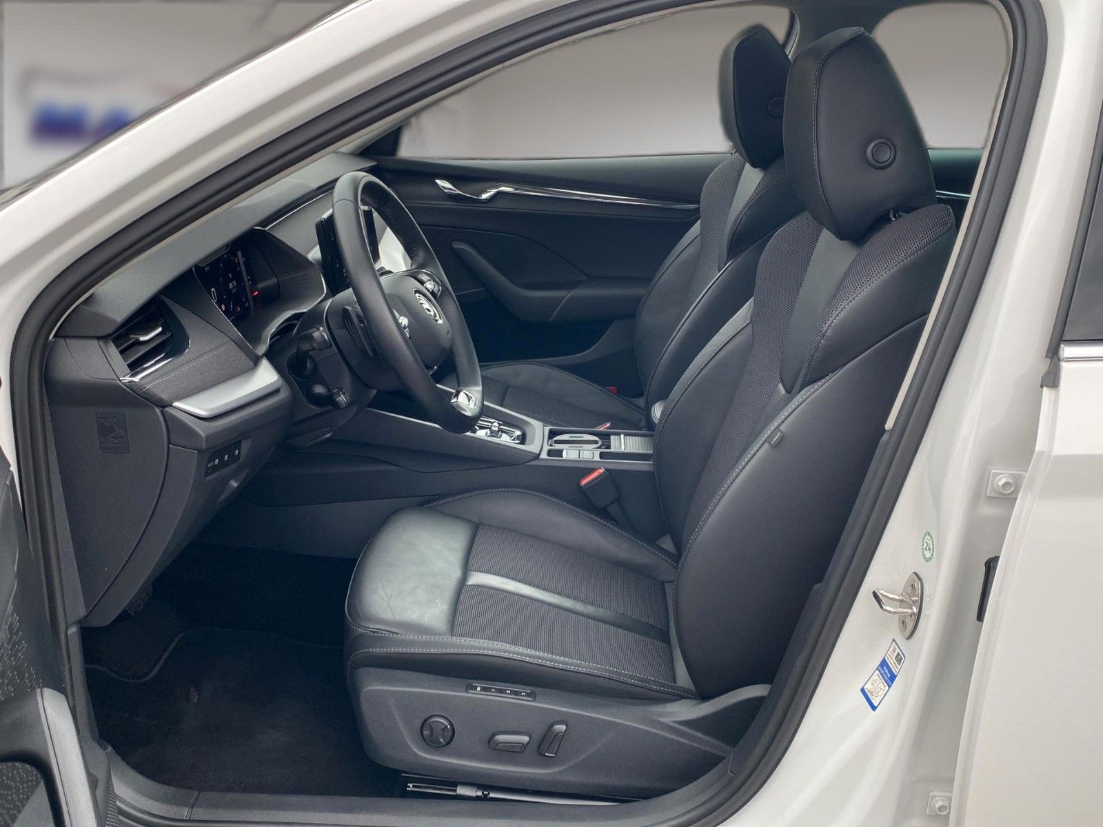 Fahrzeugabbildung SKODA Octavia Combi Selection Plus *Mega-Ausstattung* - mit KI generiert/bearbeitet