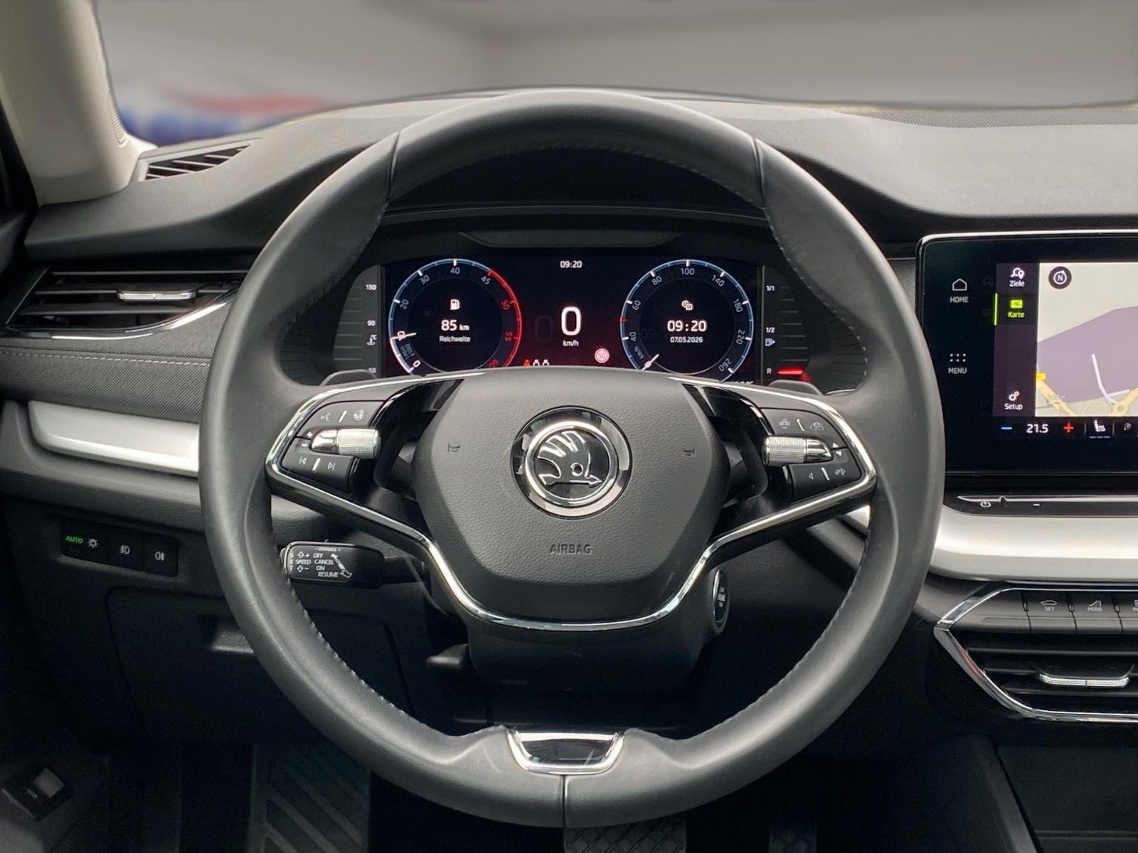Fahrzeugabbildung SKODA Octavia Combi Selection Plus *Mega-Ausstattung* - mit KI generiert/bearbeitet