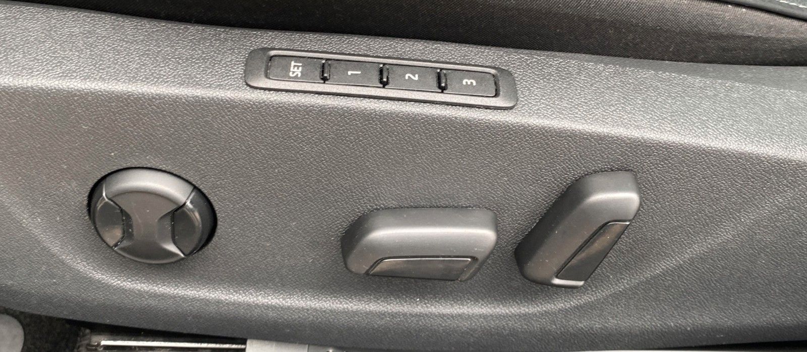 Fahrzeugabbildung SKODA Octavia Combi Selection Plus *Mega-Ausstattung* - mit KI generiert/bearbeitet