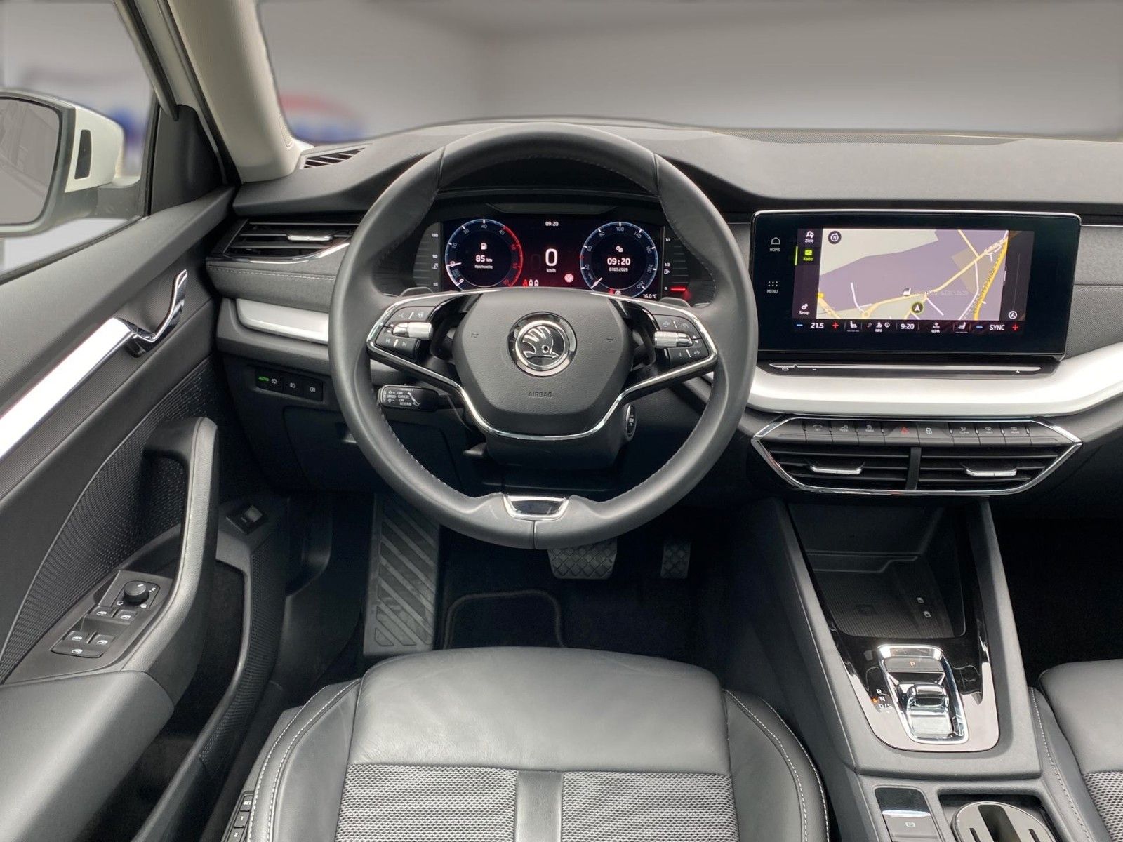 Fahrzeugabbildung SKODA Octavia Combi Selection Plus *Mega-Ausstattung* - mit KI generiert/bearbeitet