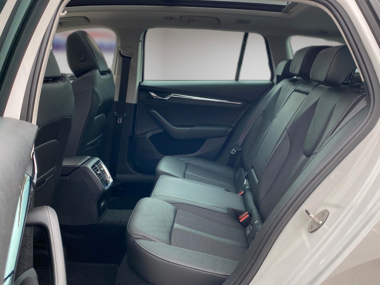 Fahrzeugabbildung SKODA Octavia Combi Selection Plus *Mega-Ausstattung* - mit KI generiert/bearbeitet