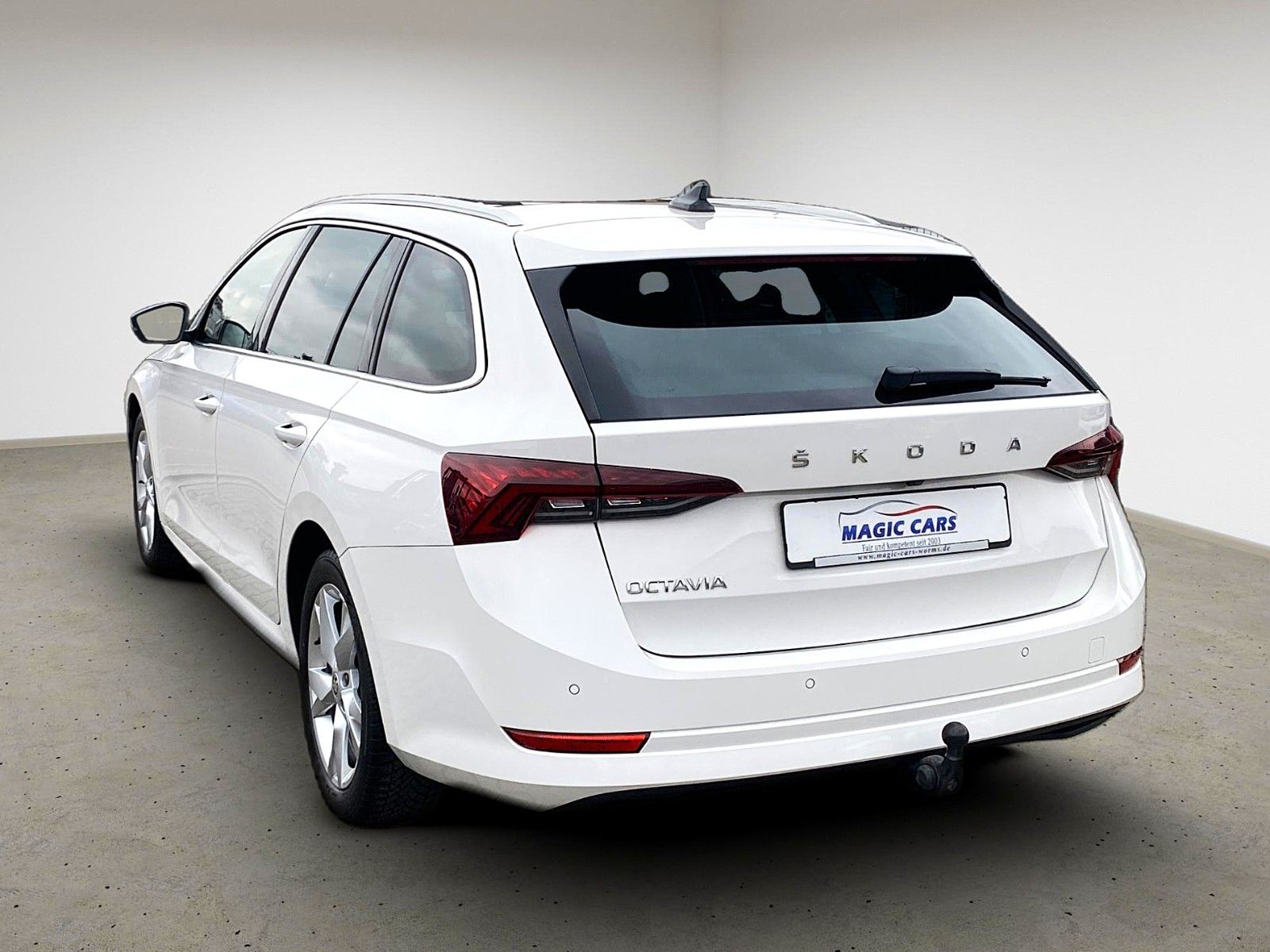 Fahrzeugabbildung SKODA Octavia Combi Selection Plus *Mega-Ausstattung* - mit KI generiert/bearbeitet
