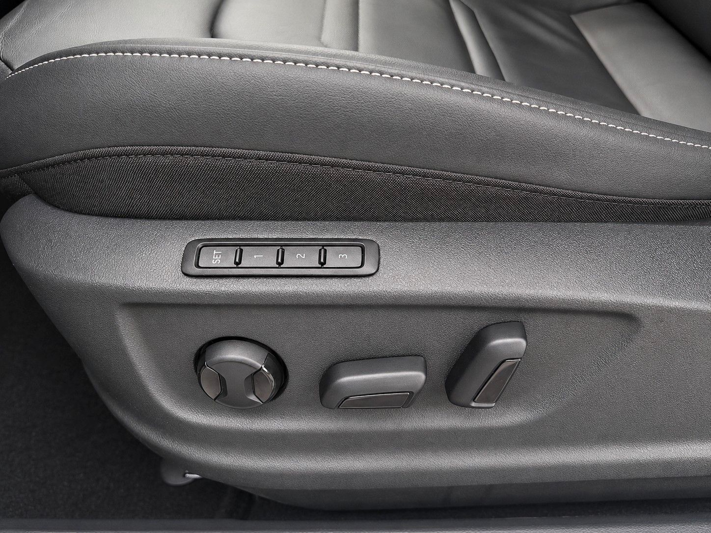 Fahrzeugabbildung SEAT Ateca 2.0 TDI DSG Xperience *LED*AHK*VIRTUAL* - mit KI generiert/bearbeitet